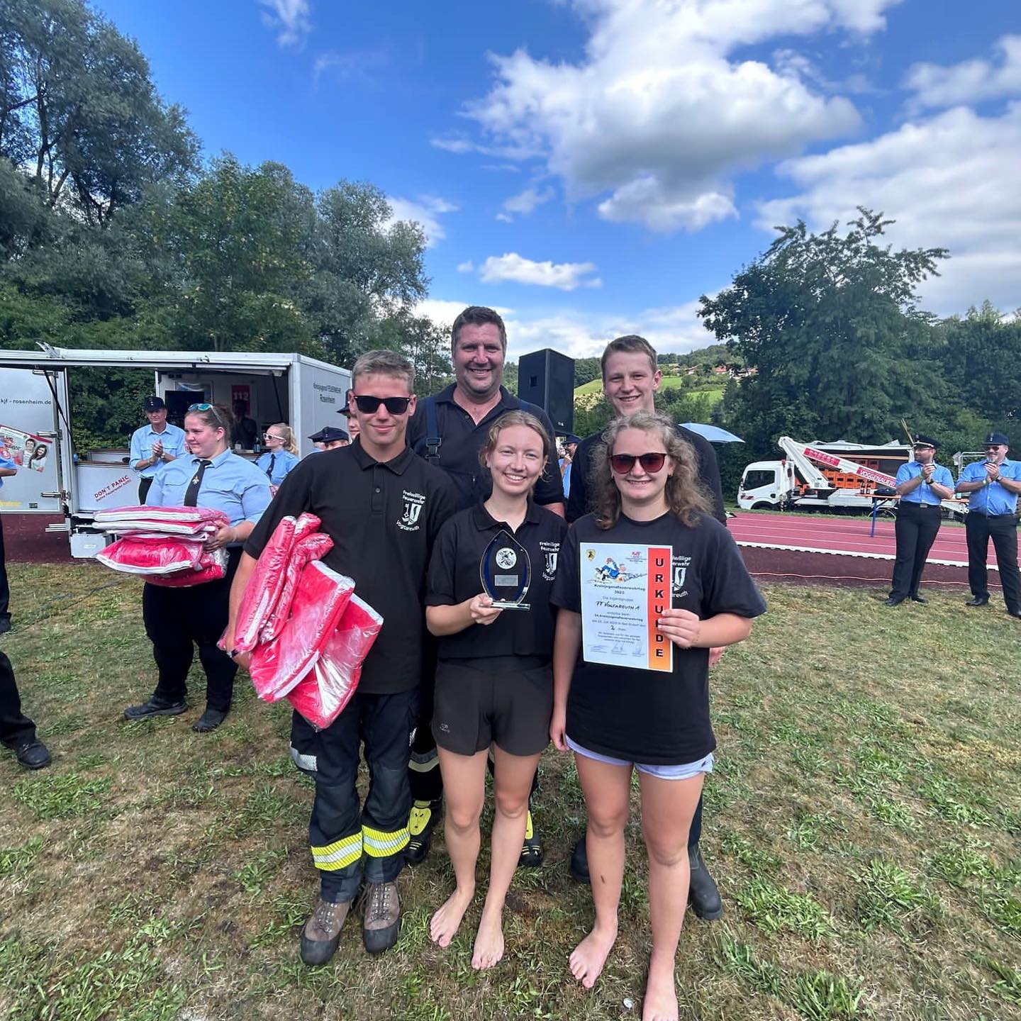 ???Kreisjugendfeuerwehrtag ???
Am Samstag war unsere Jugendfeuerwehr beim alljährlichen Kreisjugendfeuerwehrtag in Bad Endorf mit drei Teams vertreten.
Sie mussten bei zwölf verschiedenen Disziplinen ihr Können als Team unter Beweis stellen.??
Auch dieses Jahr stand eine unserer Gruppen wieder auf dem Siegerpodest und wurde 2.
Außerdem belegten wir Platz 53 und 77 von insgesamt 81 Mannschaften. ☺️??
Gratulation!?
Wir sind sehr stolz auf unsere engagierte Jugend!??????
#kreisjugendfeuerwehrtag #wirsinddabei #ffwvogtareuth #gaudi #sieger #kübelspritze
