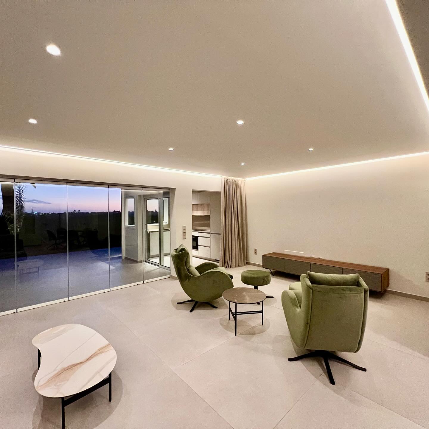 Un toque de verde, un barrido de greige, un sabor a madera y detalles acero. Construir y decorar una vivienda frente las dunas de Maspalomas, es un reto que no te permite quitar de protagonismo a las dunas mismas. Elegancia, estética y esencia. #interiordesign #diseñodeinteriores #verde #greige #marmol #luces #light #luce #tramonto #atardecer #sunset @mobenia @moblesnacher @aromasdelcampo @cocinasdogar @collbaixcanarias @construmaxservicios @electrosatos.oyp @atikaceramicas @procarscanariassl @azul.lino.telas @alessiodeluca72