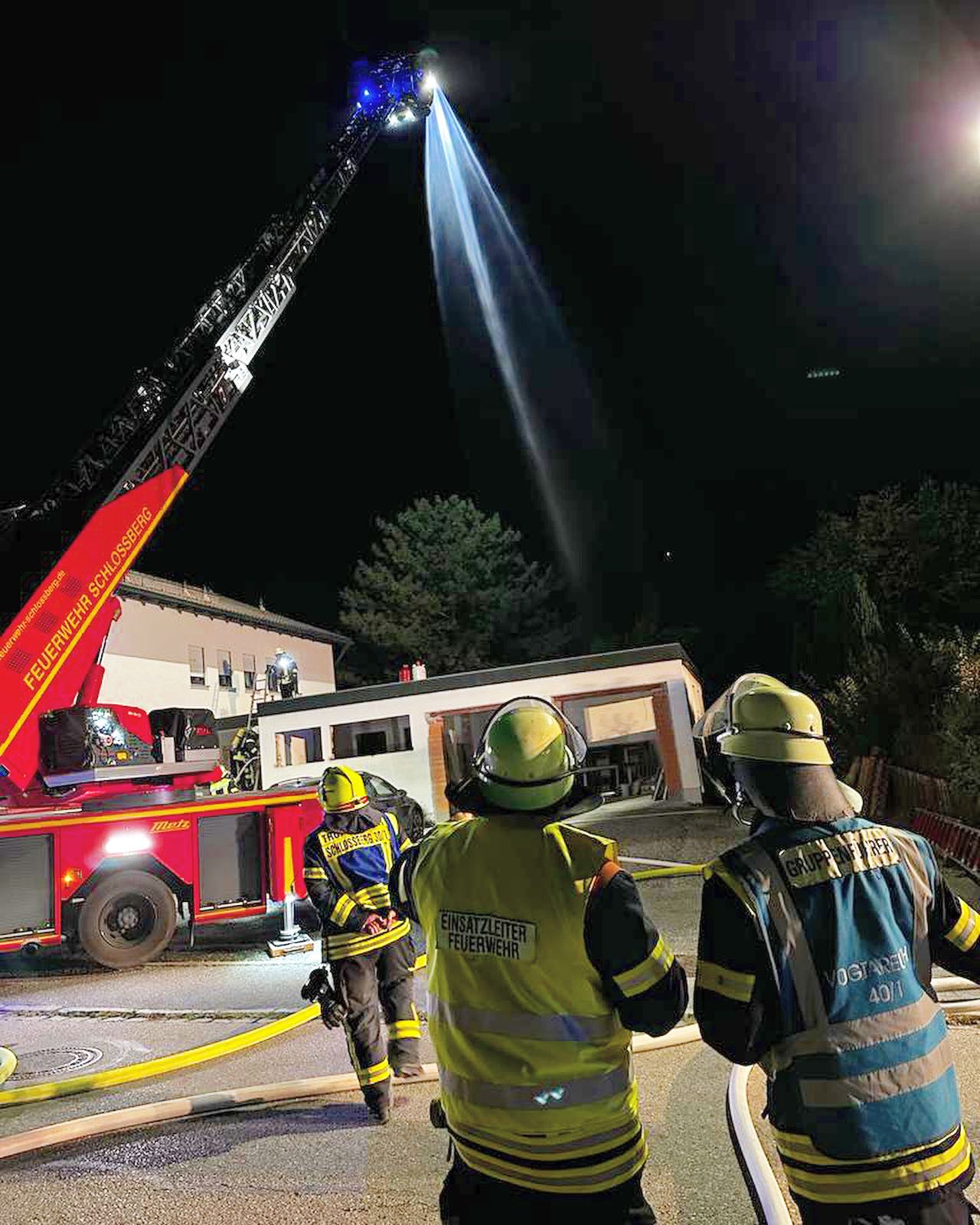 ?Einsatzübung?- Brand
Angenommen war ein Brand eines Flachdachs nach Abdichtarbeiten mit einem Gasbrenner.
Eine Person war so stark verletzt, dass sie nicht mehr gehfähig war und mit der Drehleiter der @feuerwehr_schlossberg gerettet werden musste.
#ffwvogtareuth #einsatzübung #brand #drehleiter #eherenamt