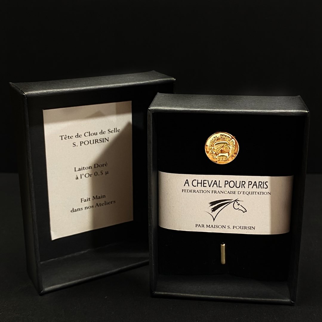 Maison Poursin : À Cheval pour Paris - FFE
Tous nos encouragements aux équipes de France ! Chaque compétiteur a reçu cette broche « Clou de Selle » à l’effigie de la FFE, réalisée dans notre atelier et dorée à l’or, pour envoyer les meilleures ondes de victoire à nos équipes ! Un porte-bonheur que nous leur invitons à porter fièrement. Allez la France ! À cheval pour Paris !
#MaisonPoursin #FFE #JeuxOlympiques #Paris2024 #ÉquipeDeFrance #Broche #CloudeSelle #Handmade #Gold #SupportOurAthletes #france