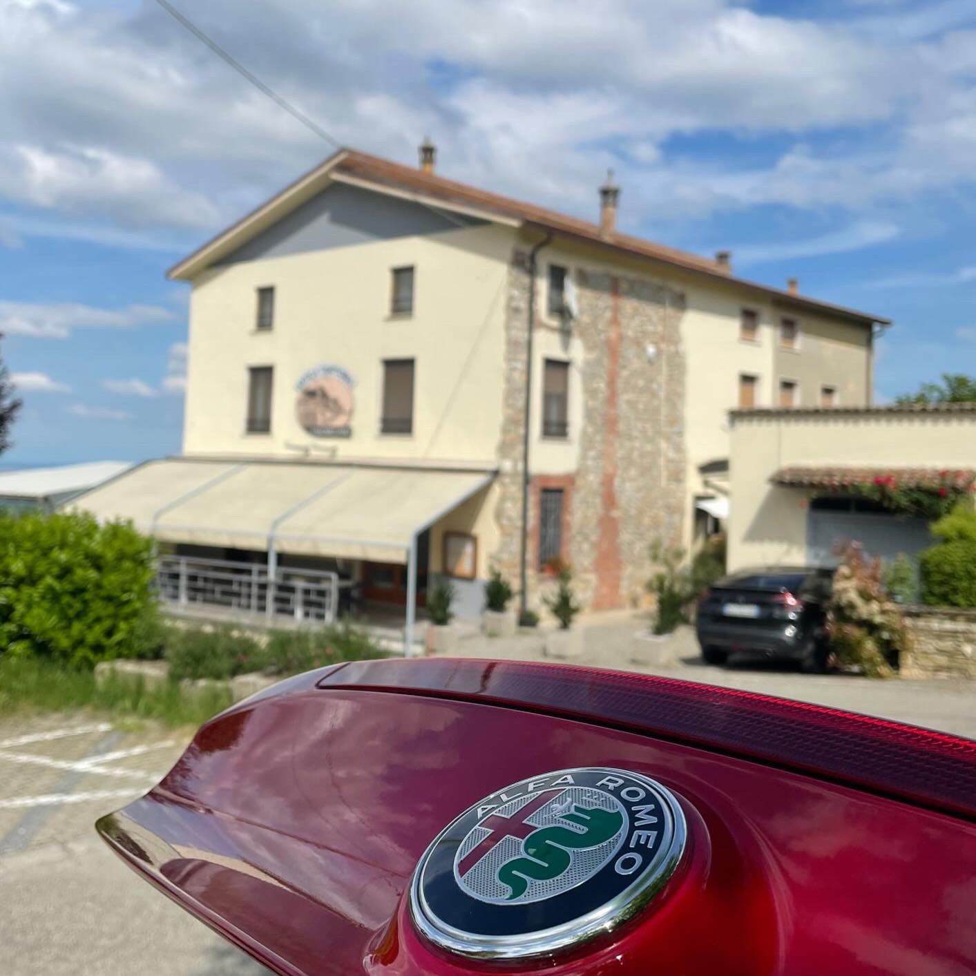 Un grazie al gruppo @biscioni_piacenza per aver scelto @anticatrattoriamomeliano per un pranzo piacentino . @alfaromeoitaliaofficial @alfaromeoofficial