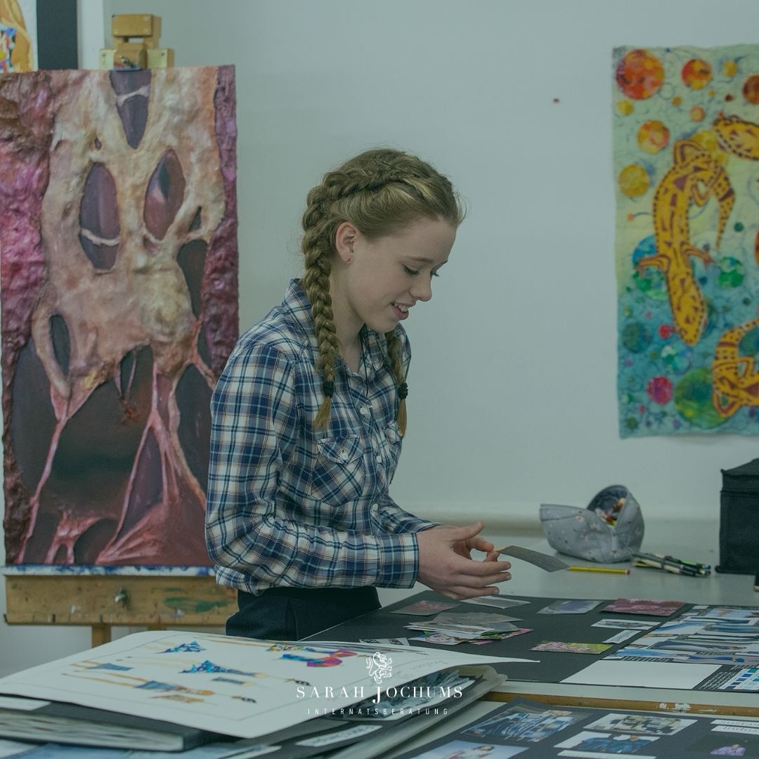 Die ‚Art Departments‘ unserer Schulen sind unglaublich, und oft kann man nicht glauben was für besondere Kunststücke von Schülern hier produziert werden. Kunst ist kein „Nebenfach“, sondern ein Fach genauso wichtig wie Mathe, Geschichte, und Französisch. Auch in ihrer Freizeit, können Schüler hier Zeit verbringen, und sich künstlich entfalten.
Wo liegen bei ihrem Kind die Stärken und Passionen?
Zusammen finden wir die perfekte Schule, wo individuelle Vorlieben, Talente, und Interessen zelebriert und gefördert werden 🇬🇧 🇮🇪✨