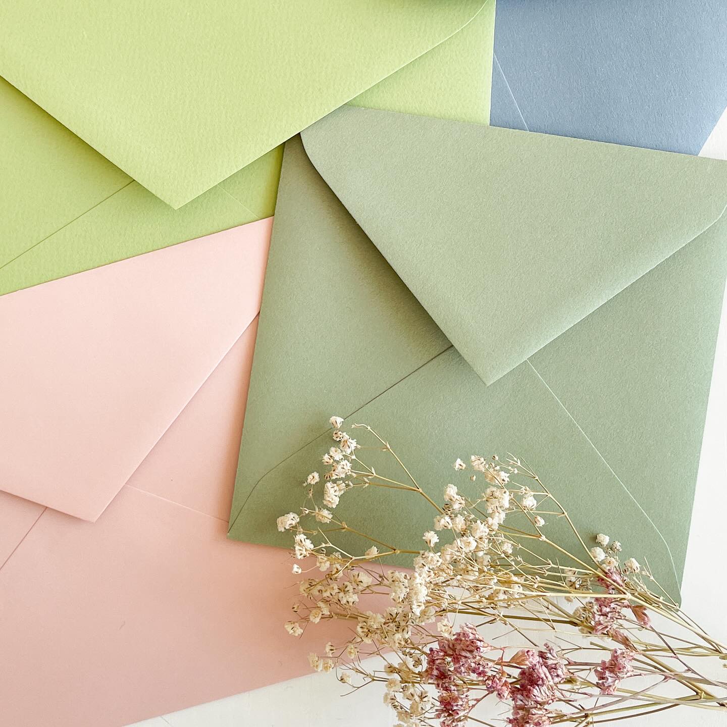 ¿Sabes que tenemos un sobre para cada ocasión? ? ¡Diferentes texturas, medidas, colores y acabados!✨ No lo dudes y visita nuestra web o pídenos más información si quieres vender nuestros productos ♥️
#sobres #sobrespersonalizados #sobresforrados #bodas #novios #eventos #papeleria