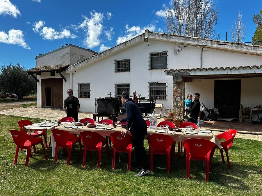A les portes de Setmana Santa vam aprofitar per fer la nostra trobada anual. Un dia de feina diferent, amb l’empresa tancada i compartint nous espais. 💛
Aquest any vam anar a @calpixallits.obrador on vam passar un dia diferent que ens va permetre interactuar entre nosaltres des d’un altre lloc, canviant rols, experimentant noves habilitats 👨🍳 i compartint d’una altra manera.
Vam fer un taller de pastisseria 🍰🧁i en acabar-lo vam compartir també un bon dinar.
Estem molt contents de tenir l’oportunitat de viure l’empresa també així. Som equip!
Gràcies @unadetous1 i @marcos_corba , i també a la sempre atenta @copisteriarambles que ens va facilitar en temps rècord l’estampació dels davantals.