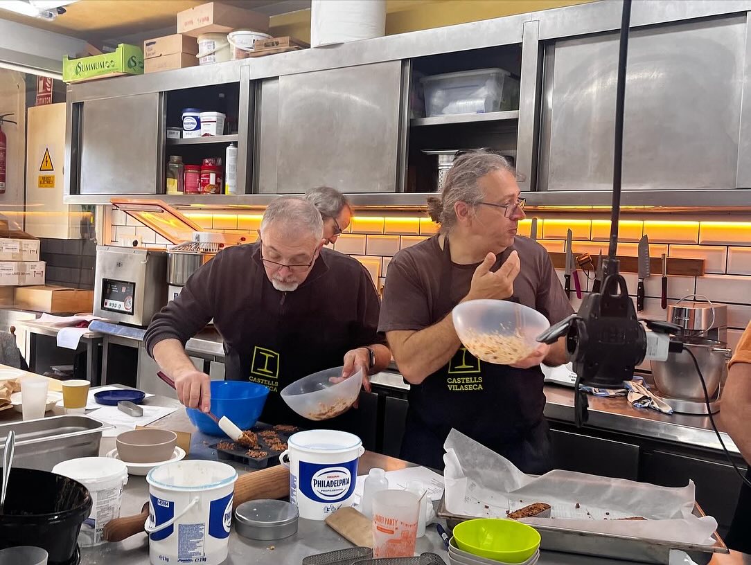 A les portes de Setmana Santa vam aprofitar per fer la nostra trobada anual. Un dia de feina diferent, amb l’empresa tancada i compartint nous espais. 💛
Aquest any vam anar a @calpixallits.obrador on vam passar un dia diferent que ens va permetre interactuar entre nosaltres des d’un altre lloc, canviant rols, experimentant noves habilitats 👨🍳 i compartint d’una altra manera.
Vam fer un taller de pastisseria 🍰🧁i en acabar-lo vam compartir també un bon dinar.
Estem molt contents de tenir l’oportunitat de viure l’empresa també així. Som equip!
Gràcies @unadetous1 i @marcos_corba , i també a la sempre atenta @copisteriarambles que ens va facilitar en temps rècord l’estampació dels davantals.