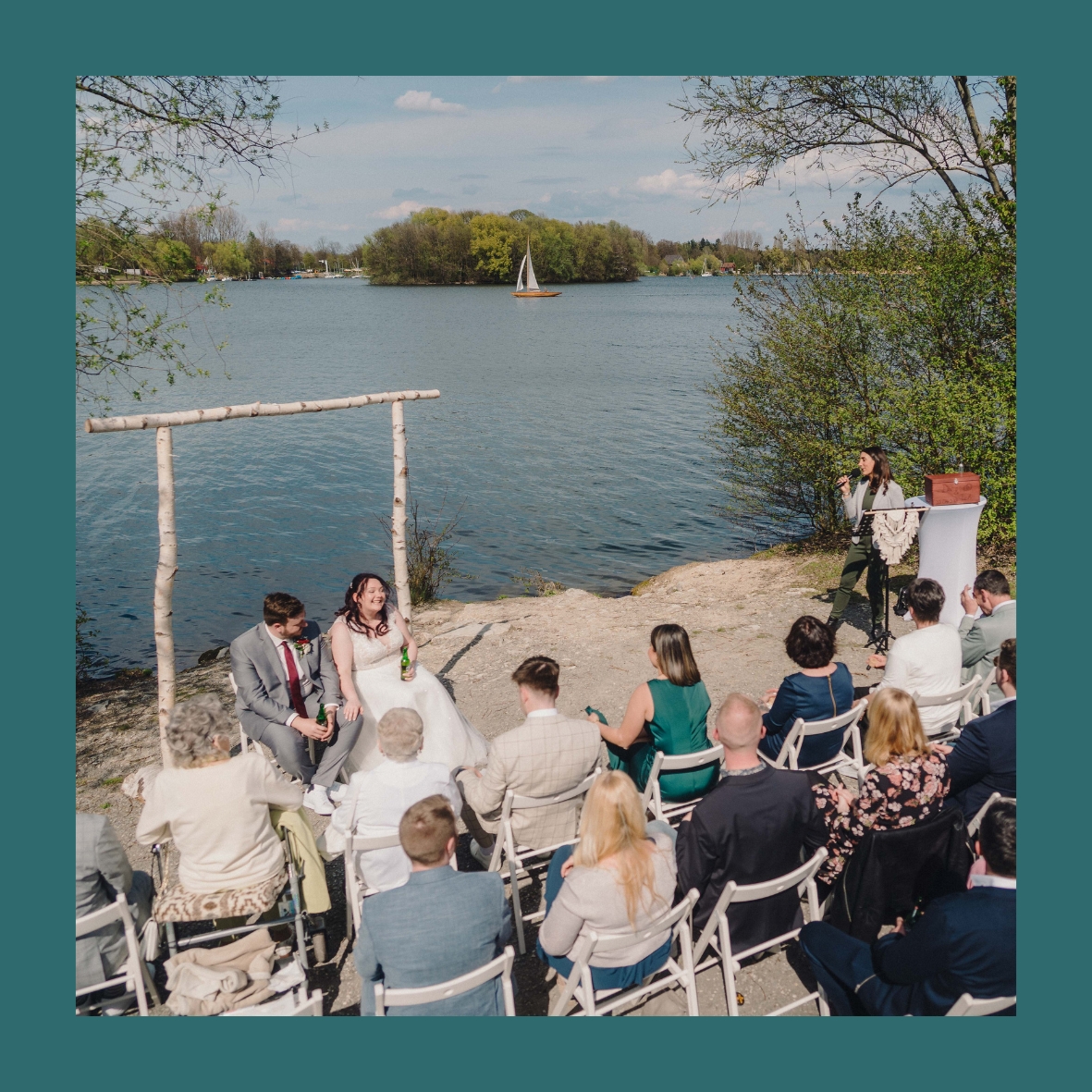 Trauung direkt am Lippesee!
Ich bin überglücklich, dass wir im April schon von strahlendem Sonnenschein verwöhnt wurden und die traumhafte Trauung von @chrissys8193 und Kai direkt am Wasser feiern durften. Der Ausdruck purer Freude auf dem Gesicht der Braut lässt mein Herz heute noch höherschlagen. Die Begeisterung und das Glück sind in jedem Bild spürbar! Ein besonderer Dank geht an den Fotografen Joël @wuestehube_media, der diese magischen Momente für die Ewigkeit festgehalten hat.
Auf dem letzten Bild seht ihr @njeventing, denn ich habe aus erster Hand gehört, wie grandios die Party war und wie er die Gäste zum Tanzen gebracht hat.
Die Location @gutlippesee hat mich ebenfalls beeindruckt- ich wurde dort so herzlich empfangen und fühlte mich direkt wohl. Große Empfehlung!
#Hochzeitsfotografie #paderborn #wedding #freietrauung #see #lippesee #party #musik #dance #realwedding #hochzeitskleid #instawedding #freierredner #instabraut #zeremonie #weddingday #hochzeitsideen #wirheiraten #freiezeremonie #weddingdress #hochzeitsrede #rednerin #traurede #freietrauungen #hochzeitswahn #hochzeitstag #instabride #weddingceremony