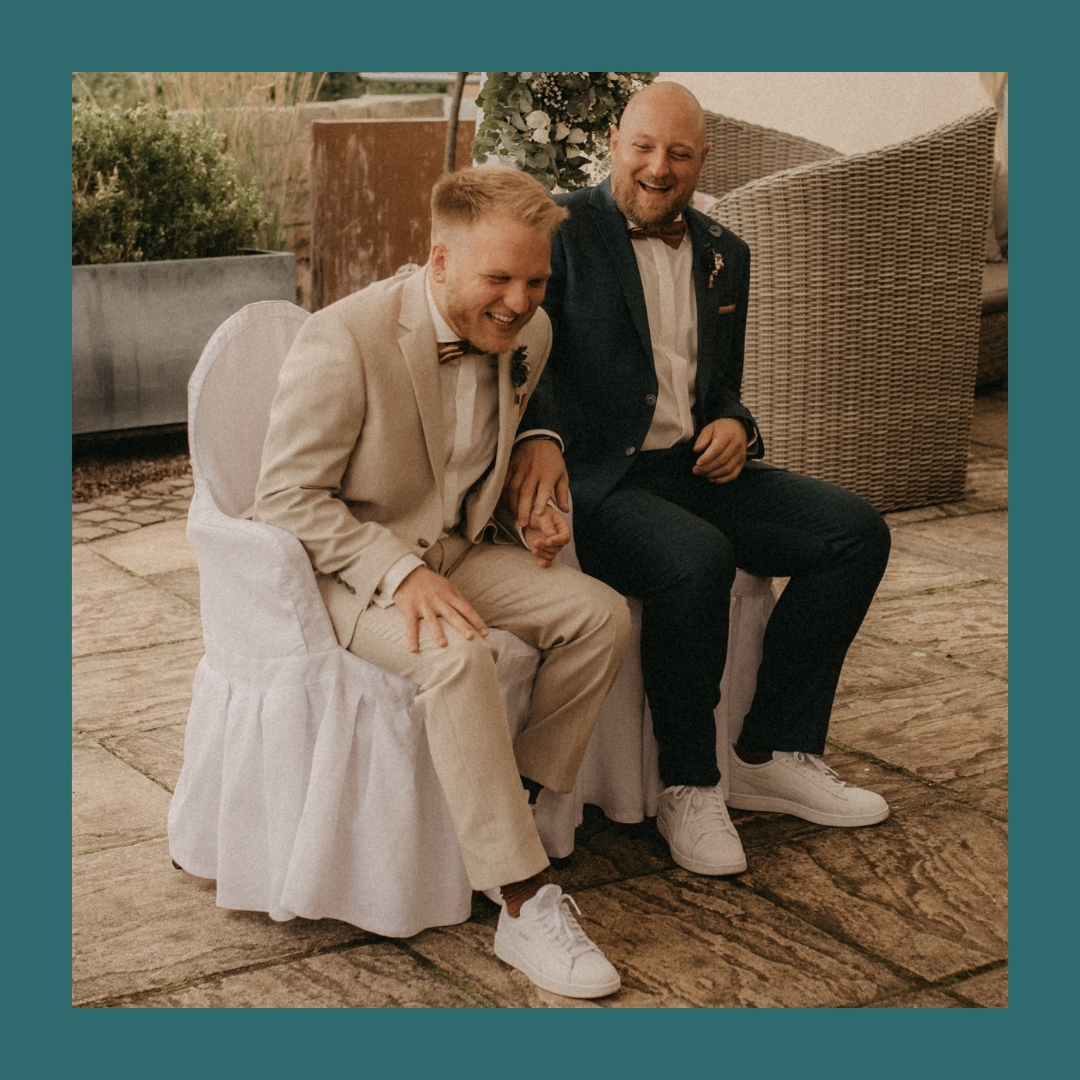 Der Schnee schmilzt langsam und die ersten Osterdekorationen erobern die Geschäfte. Ein Zeichen dafür, dass die Hochzeitssaison 2024 schon in den Startlöchern steht! ? Doch bevor wir uns in neue Abenteuer stürzen, möchte ich euch einen Rückblick auf eine Trauung aus 2023 geben.
Eine ganz besondere Trauung war zweifellos die von @famnex85 & @theycallmemoped: zwei Männer mit so einem herzlichen und ansteckendem Lachen, dass ich in der Trauung sogar einmal nachgefragt habe, ob alles gut ist. Zum Glück war alles nicht nur gut, sondern so richtig gut! Ich erinnerte mich an die Erzählung der beiden, dass Moritz auch beim Antrag so viel gelacht hatte - einfach weil die Emotionen übersprudelten. Und so durfte ich ein Freudenlachen gepaart mit Freudentränen live erleben. ?
Wie schön, dass all diese Emotionen von der Fotografin Yasmin von @pixelich.design so toll festgehalten wurde und das @romantik_hotel_ahrenberg die perfekte Location dieser Trauung war!
Steffen & Moritz – Danke für euer Vertrauen und für diesen unvergesslichen Tag! ?
#Hochzeitssaison #LiebeVerbindet #UnvergesslicheMomente #Hochzeitszauber #Eheglück #LachenVerbindet #Traumhochzeit #Dankbarkeit #Hochzeitsfotografie #InstaLove #ErinnerungenFürsLeben #Hochzeitsgeschichten #Trauungserlebnisse #LoveInTheAir #loveislove #pride #love