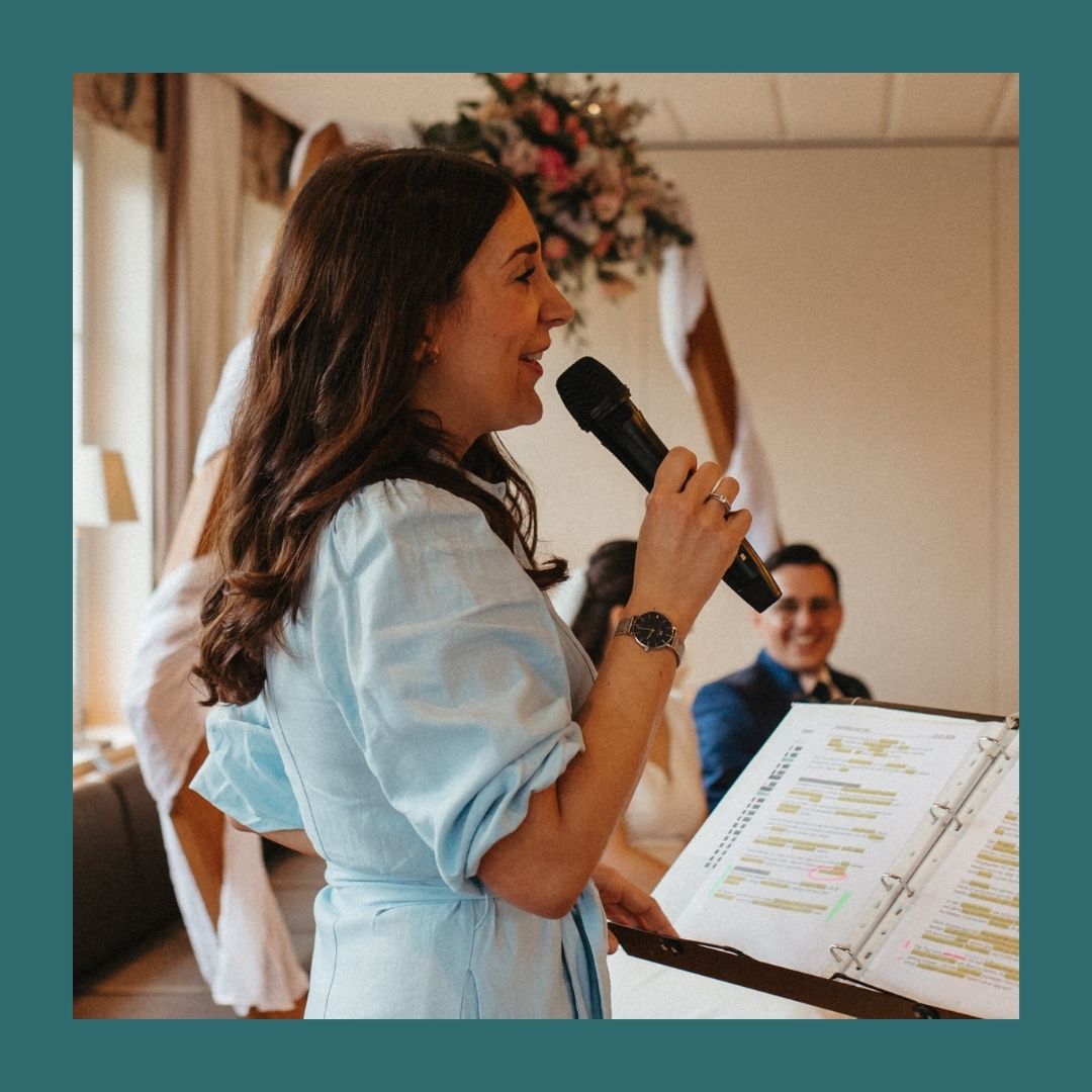 *Endlich wieder Liebe sprechen*
Meine Saison hat bereits am 16. März begonnen. Und während ich hier auf dem ersten Foto gerade loslegen, die Rede für Franziska und Tim zu halten, spüre ich nur so: was habe ich das vermisst. Diese Aufregung. Diese Freude. Diese Verliebtheit. Diese Verbundenheit. Dieses Miteinander mit euren Gästen. Diesen Moment, auf den wir uns seit Monaten freuen und vorbereiten.
Klar rechnet niemand im März fest mit einer Trauung draußen bei Sonnenschein. Sondern drinnen ist unser Plan A. Macht das die Trauung weniger schön? Ganz im Gegenteil! Die Stimmung drinnen ist viel fokussierter! Alle sind im Bann der Liebe, ohne zu frieren, zu schwitzen oder anderweitig abgelenkt zu sein.
Dass wir nach der Trauung hier bei @elfbuchen den Sektempfang dann in den ersten Sonnenstrahlen draußen machen konnten, das war dann das absolute i-Tüpfelchen!
Ihr merkt, ich wünsche uns allen mehr Hochzeiten in der so genannten