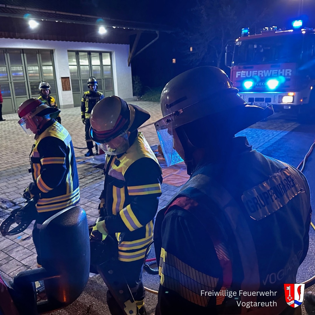 ? Leistungsabzeichen Technische Hilfeleistung ?
Im Bild seht ihr unsere Kameraden der Freiwilligen Feuerwehr Vogtareuth beim Leistungsabzeichen Technische Hilfeleistung (THL). Mit Schere und Spreizer üben sie den Ernstfall eines Verkehrsunfalls mit eingeklemmter Person. Unter den wachsamen Augen der Schiedsrichter muss jeder Handgriff sitzen! ?⏱️
Das Abzeichen ist nicht nur ein Zeichen des Könnens, sondern auch eine wertvolle Übung, um in realen Einsätzen schnell und effektiv helfen zu können. ???
Die Herausforderung: Der Aufbau muss in einer vorgegebenen Zeit erfolgen – und das möglichst fehlerfrei. Jeder Handgriff zählt!
#feuerwehrvogtareuth #wirfürvogtareuth #feuerwehr #landkreisrosenheim #thl #leistungsprüfung #team112 #rettungssatz #vogtareuth