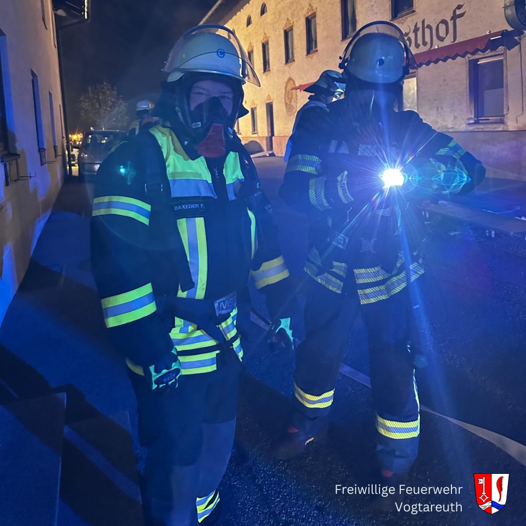 ? Gemeinsame Übung mit der Feuerwehr Rott am Inn bei unseren Nachbarn der Feuerwehr Griesstätt ?
Angenommenes Szenario: Ein Brand im Gasthaus im Ortskern von Rott. ? Beim Eintreffen war unklar, ob sich noch Personen im Gebäude befinden. Sofort haben Atemschutzgeräteträger der drei Feuerwehren das gesamte Gebäude abgesucht. Insgesamt konnten fünf Personen gerettet werden! ?
Auch der Dachbereich und Dachboden wurden mit der Drehleiter kontrolliert. Die Zusammenarbeit zwischen den Wehren war reibungslos und effizient. ?
Nach der Übung gab es eine gemeinsame Nachbesprechung im Feuerwehrhaus Griesstätt. Solche Treffen sind wichtig, um Abläufe zu optimieren und die Zusammenarbeit zwischen den Wehren zu stärken. Anschließend bedankte sich die Gemeinde Griesstätt bei allen Einsatzkräften mit einer wohlverdienten Brotzeit! ??
@feuerwehr_griesstaett @ffrottaminn
#wirfürvogtareuth #feuerwehrvogtareuth #heldendesalltags #team112 #vogtareuth #griesstätt #atemschutz #feuerwehrgriesstätt #feuerwehrrottaminn #löschfahrzeug