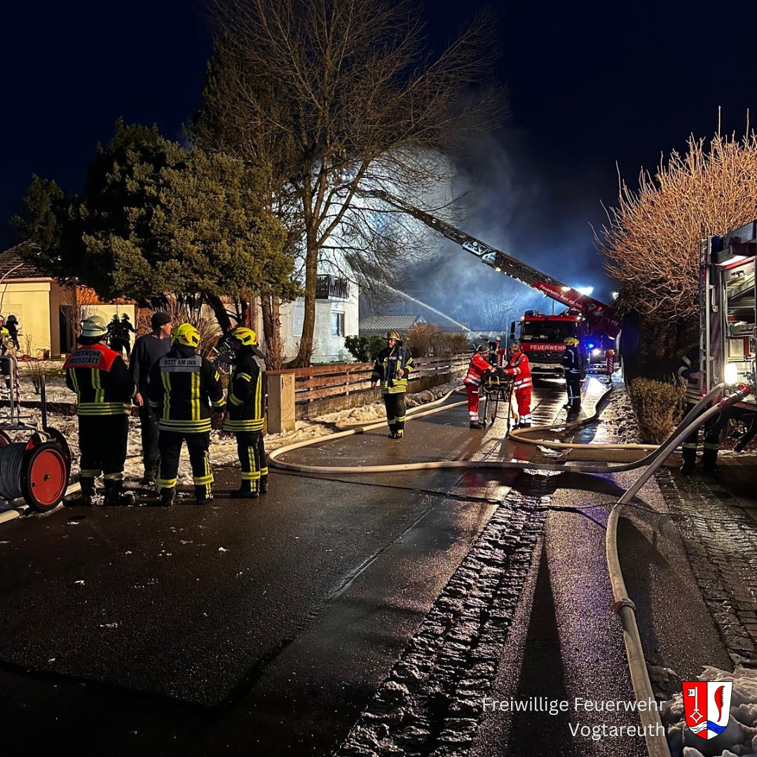 ? Einsatzbericht – Brand in Griesstätt ?
Am frühen Morgen des 07.01.2025 wurden wir um 05:51 Uhr zu einem Brand B3 mit Person in Gefahr nach Griesstätt alarmiert. Glücklicherweise konnten die Bewohner das Gebäude bereits vor unserem Eintreffen eigenständig verlassen.
Unsere Aufgaben vor Ort umfassten:
✅ Unterstützung der Feuerwehr Griesstätt mit unserem Einsatzleitwagen (ELW) bei der Koordination der Einsatzleitung
✅ Brandbekämpfung sowohl im Außen- als auch im Innenangriff unter Atemschutz
Dank des engagierten Einsatzes aller beteiligten Feuerwehren konnte der Brand gegen 09:30 Uhr unter Kontrolle gebracht werden. Während wir mit unseren Fahrzeugen – Löschgruppenfahrzeug (LF), Tanklöschfahrzeug (TLF), Mehrzweckfahrzeug (MZF) und Einsatzleitwagen (ELW) – die Einsatzstelle verließen, kümmerten sich die Kameraden der Feuerwehr Griesstätt und Rott am Inn weiter um die letzten Glutnester und sicherten den stark beschädigten Dachbereich mit der Drehleiter ab.
@feuerwehr_griesstaett
@feuerwehr_schonstett
@ffrottaminn
@feuerwehr_bachmehring
@feuerwehr.ramerberg
@feuerwehr.aham
Kreisbrandinspektion @landkreis_rosenheim
Rettungsdienst
Polizei
Kriseninterventionsteam
Energieversorger
#wirfürvogtareuth #feuerwehrvogtareuth #landkreisrosenheim #feuerwehr #heldendesalltags #team112 #einsatz #vogtareuth #griesstätt #ehrenamt #brand