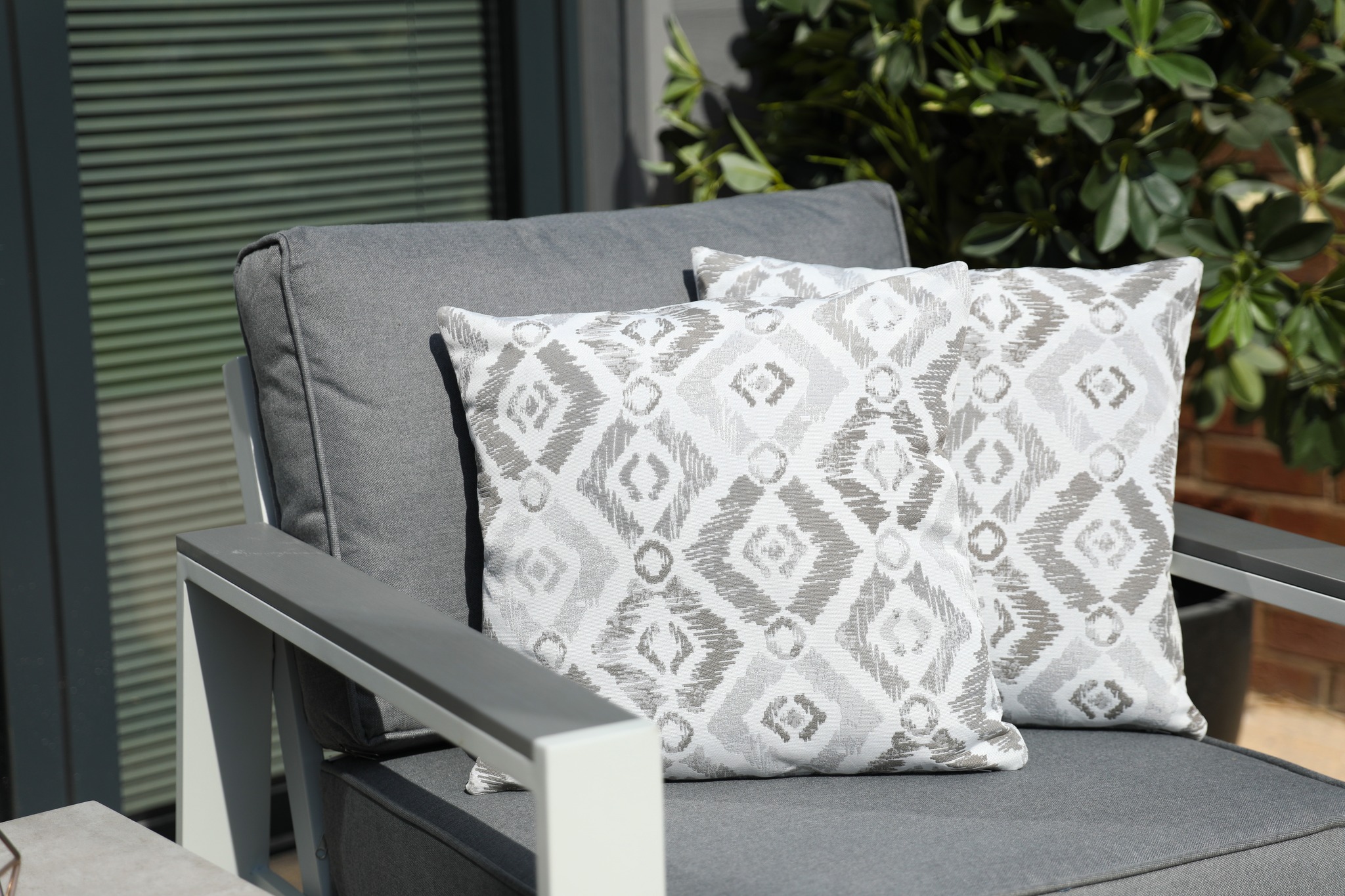 The Melbury Salted Grey In-between Lounge Set is low maintenance yet stylish. This luxury set consists of two aluminium lounge chairs and a perfectly compact occasion table.
#melbury #melburycollection #outdoorliving #furniture #outdoor #outdoorfurniture #garden #gardenfurnitureuk #gardenfurniture