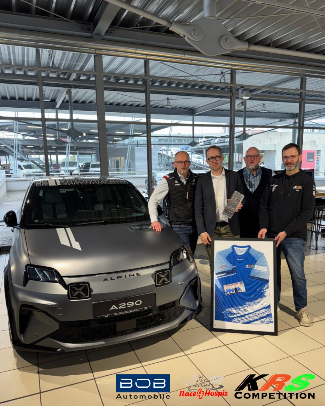 KRS Competition sagt Danke!
Beim jährlich größten Charity-Kart-Event Race4Hospiz konnten wir in diesem Jahr den 2. Platz in der Division 2 einfahren – ein starkes Ergebnis für einen guten Zweck. Als kleines Zeichen der Wertschätzung überreichten wir ein Teamshirt und den Pokal im Alpine Center der BOB Automobile GmbH, unserem langjährigen Partner beim Race4Hospiz.
Auf dem Bild: Stephan Reuter, Stephan Beermann von BOB Automobile GmbH, sowie Kai Kurschilgen und Rolf Braun von KRS Competition. Vielen Dank für die großartige Unterstützung und das Vertrauen! Gemeinsam setzen wir uns seit Jahren für mehr als nur Motorsport ein.
© Bild: KRS Competition / BOB Automobile
#nachwuchsförderung #partner #mantergmbh #teamspirit #teamwork #team #endurancerace #motorsport #Kart #imocareimmobilienservicegmbh #sinnilandevents #wohndesignpulheim #kartracing #motodromhagen #cool_runners_kartbahn #DaytonaKartbahn #Race4Hospiz #sparkassekoelnbonn #kartcentercologne #charity #Kinderhospiz #karosserieschrickel #_krsmotorsport #bobautomobile