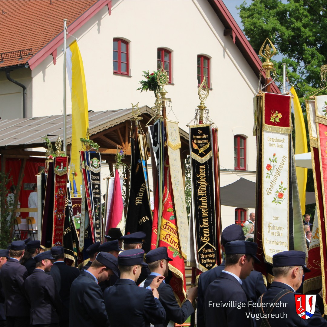 155 Jahre Feuerwehr Vogtareuth – Festgottesdienst als feierlicher Höhepunkt
Am Sonntag durften wir den festlichen Höhepunkt unseres Jubiläumsjahres feiern: den Festgottesdienst zum 155-jährigen Bestehen der Freiwilligen Feuerwehr Vogtareuth.
Bei bestem Wetter zogen zahlreiche Vereine mit ihren Fahnenabordnungen in einem beeindruckenden Kirchenzug vom Zeltplatz zum festlich geschmückten Altar im Pfarrgarten.
Dort zelebrierte Pfarrer Guido Seidenberger einen bewegenden Gottesdienst, der vom Kirchenchor musikalisch umrahmt wurde und allen Anwesenden noch lange in Erinnerung bleiben wird.
Im Anschluss richteten unser Vorstand Markus Sturainer sowie Schirmherr Ehrenkreisbrandinspektor Richard Mittermaier herzliche Grußworte an die Gäste. Auch Bürgermeister Rudi Leitmannstetter und Kreisbrandinspektor Franz Hochhäuser gratulierten in ihren kurzweiligen Ansprachen und zeigten sich sichtlich stolz auf die Leistungen der Vogtareuther Feuerwehr.
Nach dem feierlichen Teil ging es mit dem Festzug zurück ins Zelt – wo bereits der Festwirt und die Bedienungen mit dem Mittagessen auf uns warteten.
#wirfürvogtareuth #jubiläum #feuerwehrvogtareuth #team112 #festsonntag #gottzurehrdemnächstenzurwehr #feuerwehr #ehrenamt #festsonntag