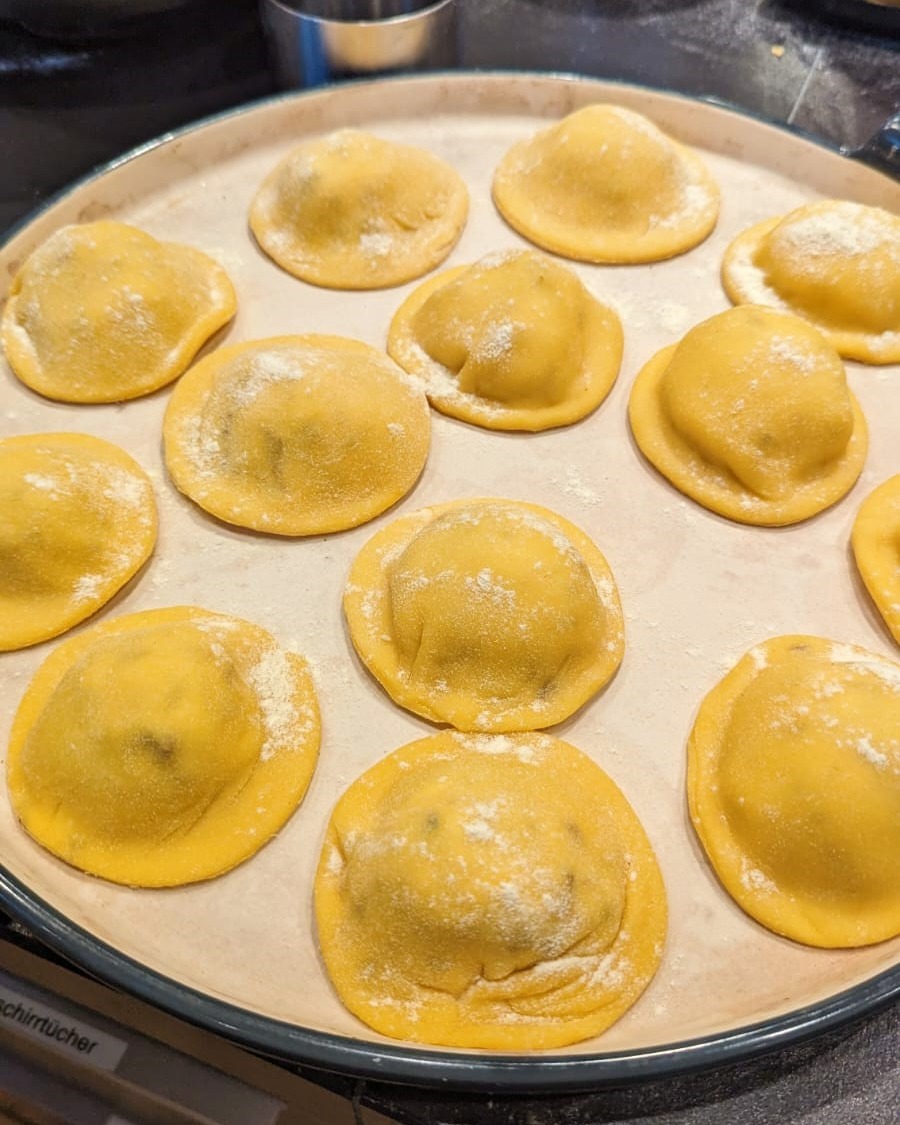 Für unsere Kochschüler ging es kulinarisch nach S I Z I L I E N.
Das Motto: frische, schmackhafte Zutaten und südländische Freude am Kochen und Essen.
In Sizilien sind Kochen und Essen pure Lebensfreude – Doch was ist so besonderes an der landestypischen Küche?
Wir widmen uns Klassikern wie Arancini und Ravioli mit typisch mediterranen Zutaten. Und das Beste ist: einige Geheimnisse der sizilianischen Küche werden in diesem Kochkurs in jedem Fall entdeckt!
Lasst bloß kein Fernweh aufkommen und schnuppert schon mal Urlaubsfeeling! Bei uns kommt jeder Genussmensch, Gourmet, Hobbykoch oder Anfänger auf seine Kosten. Inklusive kulinarischer Gaumenfreuden.
? Tickets und Wertgutscheine unter:
www.kochschule-sachsen.de
? Ihr habt Fragen zu unseren Gutscheinen, Kochkursen, Kochevents und
Teamangeboten?
Tel. 0174 / 2894035
verkauf@kochschule-sachsen.de
Wir freuen uns auf Euch. ?
.
.
.
#kochschulesachsen #kochschule #denkmalhofschlagwitz #liebezumkochen #genussmomente #genussmensch #kochenunteranleitung #rezeptideen #profikochen #waldenburg #tourismussachsen #kochevent #cooking #foodblogger #gutesessen #kochenmachtspass #kochenlernen #kochkurse #kochkurs #kochenmachtspass #kochenimteam