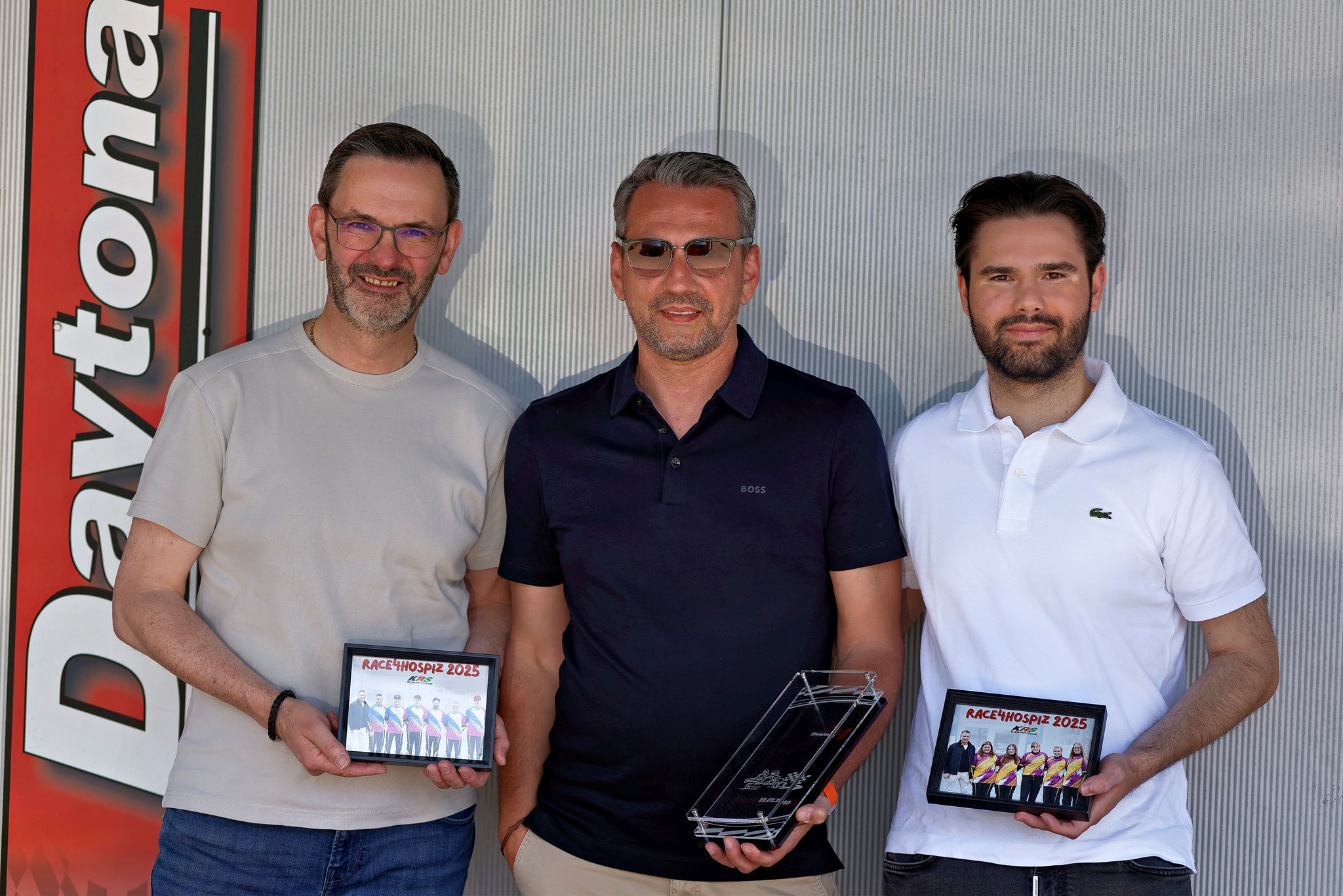 Ein starkes Team braucht starke Partner!
Dank der großartigen Unterstützung von Imocare Immobilienservice GmbH Essen durften wir erneut einen besonderen Moment feiern:
Die Übergabe unseres Siegerpokals von Race4Hospiz 2025 an unseren langjährigen Partner. Das Treffen fand an der Daytona Kartbahn in Essen statt – mit dabei für KRS Competition: Leon & Rolf. Gemeinsam für den guten Zweck und mit voller Leidenschaft im Motorsport vereint!
© Bild: Erik Forker / KRS Competition
#nachwuchsförderung #partner #gottfriedschultzdormagen #mantergmbh #arndt_autovermietung #teamspirit #teamwork #team #endurancerace #motorsport #Kart #imocareimmobilienservicegmbh #sinnilandevents #wohndesignpulheim #kartracing #motodromhagen #cool_runners_kartbahn #DaytonaKartbahn #Race4Hospiz #sparkassekoelnbonn #kartcentercologne #charity #Kinderhospiz #karosserieschrickel #_krsmotorsport #bobautomobile #homeofchampions #kartinggenk