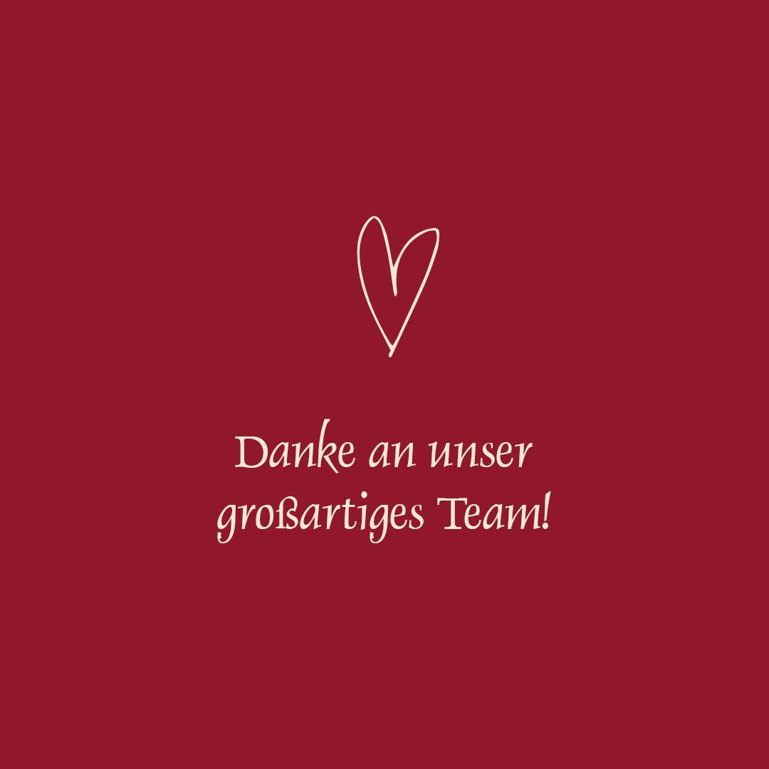 ?✨ Danke an unser großartiges Team! ✨?
Am 9. November durften wir bei unserer Jahresabschlussfeier auf ein erfolgreiches Jahr 2024 zurückblicken – und das haben wir euch, unseren fantastischen Mitarbeitern, zu verdanken! ❤️
Ihr seid das Herzstück der Odenwälder Kochkäserei und ohne euren Einsatz, eure Leidenschaft und eure Kreativität wäre all das nicht möglich gewesen. ? Gemeinsam haben wir wieder einmal bewiesen, dass Teamgeist und Zusammenhalt der Schlüssel zum Erfolg sind.
Ein riesiges DANKESCHÖN für eure harte Arbeit, eure Motivation und dafür, dass ihr jeden Tag euer Bestes gebt. ? Wir freuen uns auf ein weiteres großartiges Jahr mit euch und sind stolz darauf, euch an unserer Seite zu haben. ?
#OdenwälderKochkäserei #Danke #Teamwork #Jahresabschluss #ErfolgGemeinsamFeiern #WirSagenDanke #MitarbeiterLiebe #TeamPower