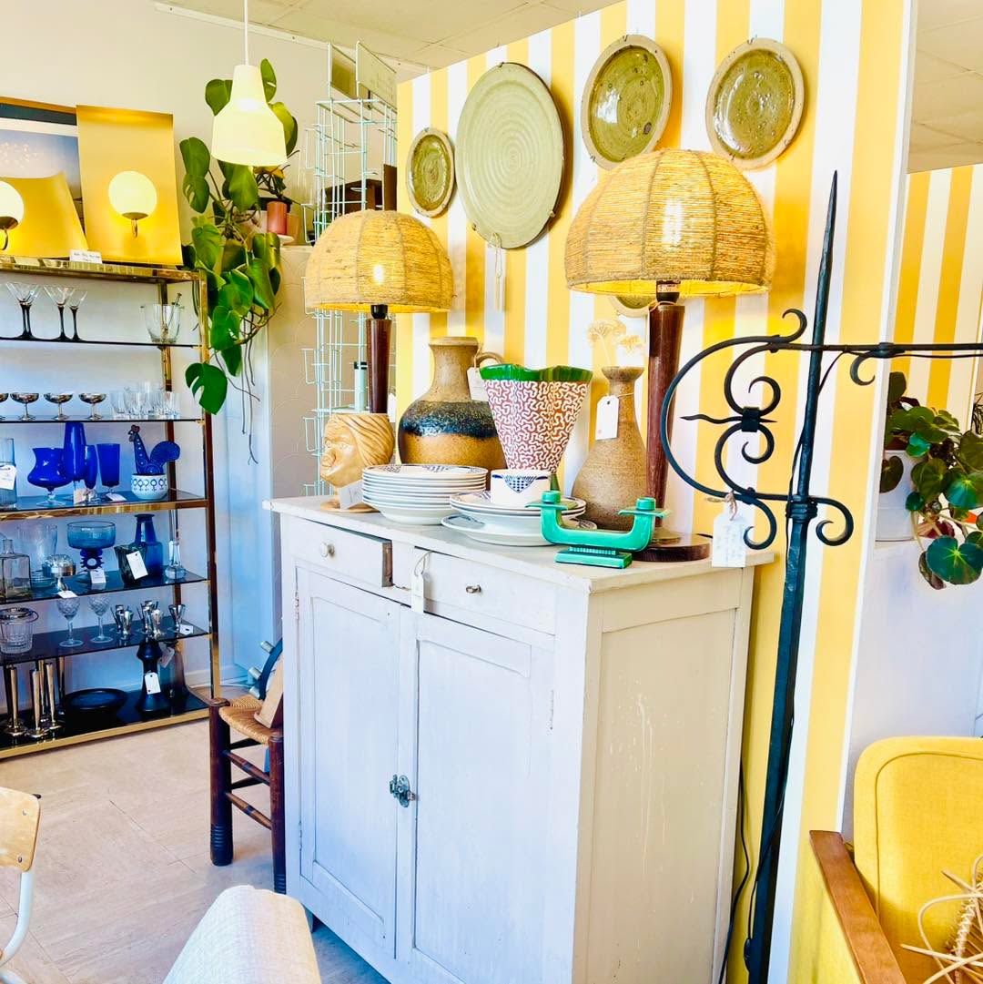 NOUVELLE AMBIANCE ☀️☀️☀️ RIVIERA
A découvrir du jeudi au dimanche 15h-19h
94 avenue Foch 77590 bois le roi
www.labrocbacott.fr
#seineetmarne77 #italiandesigner #boisleroi #ıtaliandesign #seineetmarne #brocante #brocanteur #brocantestyle #brocantevintage #designXXeme #SORTIR77 #sortirenseineetmarne #knollinternational #vintagedecor #italiandesign #designinspiration #prouvé #perriand #brocanteenligne #vintage #designer #prouve #vintagestyle #Prouve #labrocbacott #designdeinteriores #design #knoll #brocanteaddict