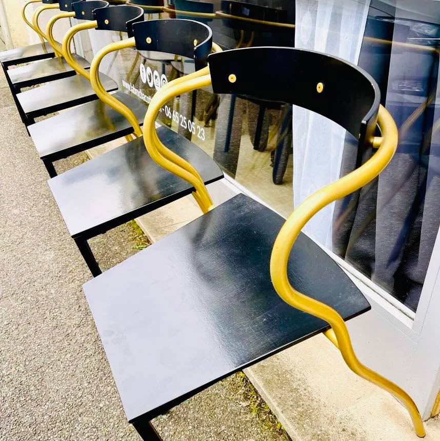 J-8 ☀️☀️☀️ RIVIERA ☀️☀️☀️
Chaises “Rio” de Pascal Mourgue – Édition 1991
Ensemble iconique de chaises “Rio” dessinées par Pascal Mourgue pour Ligne Roset dans les années 90.
Édition originale de 1991, au design sculptural et intemporel. Structure en métal laqué noir, assise et dossier en bois courbé, accoudoirs tubulaires aux lignes fluides, ici sublimés par une finition dorée satinée du plus bel effet.
Une silhouette graphique, à la fois minimaliste et audacieuse, typique du design français de la fin du XXe siècle. Idéales pour un intérieur design, vintage ou industriel, ces chaises conviennent aussi bien à un usage résidentiel que professionnel (galerie, boutique, espace de coworking…).
Dimensions approx. : H 74 x L 48 x P 50 cm
État : très bon état vintage, quelques traces d’usage légères, cf photos
Designer : Pascal Mourgue Éditeur : Ligne Roset Année : 1991
#chaisedesign 90s, #chaisevintage noire et dorée, Pascal Mourgue, Ligne Roset, mobilier iconique, chaise Rio 1991, mobilier français XXe, assise design. #chaises #chaisesdesign #pascalmourgue #midcenturymodern #labrocbacott #scénographie #ᴄᴏᴍɪɴɢsᴏᴏɴ #années90