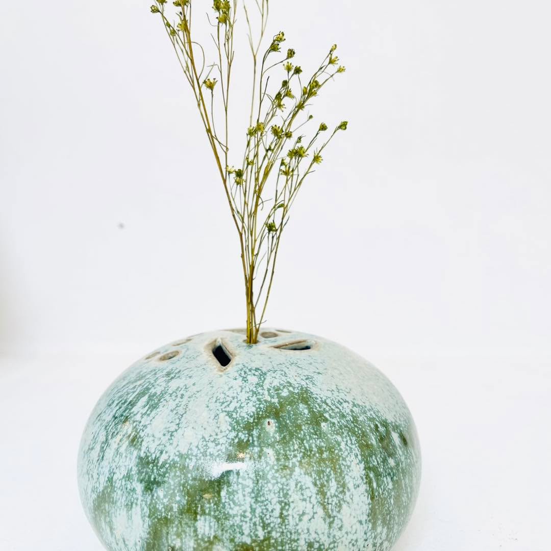 Pic fleur en céramique vintage – Style Brueder, décor à coulures vertes émaillé. ???
Apportez une touche de poésie rétro à votre décoration avec ce charmant pic fleur en céramique émaillée, inspiré de l’univers des frères Brueder. Ce petit accessoire de table ou de jardinage, au design délicat est à la fois décoratif et fonctionnel : il permet de maintenir les tiges des fleurs coupées tout en sublimant un vase ou une mise en scène florale.
Réalisé en céramique émaillée aux teintes douces dans un camaïeu de verts, ce pic fleur est orné d’un motif en relief évoquant les créations Art Nouveau ou les productions de faïenceries européennes de la fin XIXe / début XXe. Son style raffiné évoque les céramiques scandinaves du 20eme.
? Caractéristiques :
• Pic fleur en céramique émaillée
• style Brueder ou scandinave (signature non déterminée)
• Objet décoratif et utilitaire
• Idéal pour les compositions florales, ikebana, ou collection
• Style : Art Nouveau, campagne chic, brocante, faïence ancienne
Ce petit objet délicat trouvera sa place dans une collection de céramiques anciennes ou en tant qu’élément original dans un décor romantique et végétal.
