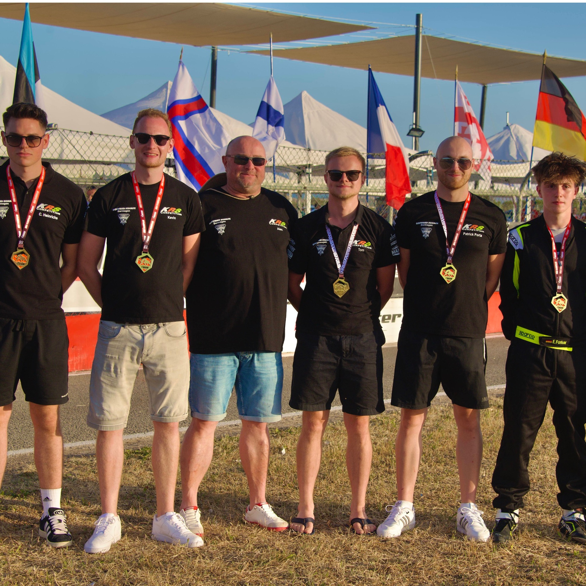 KRS Competition hat beim SWS Weltfinale im spanischen Campillos mit dem Team Green Competition im 12-Stunden-Rennen einen hervorragenden 13. Platz unter den 50 weltbesten Sodi-Teams herausgefahren.
Mit einer von den Fahrern Christian, Patrick, Kevin und Tom selbst ausgearbeiteten Taktik ist es am ersten Wettkampftag sehr eindrucksvoll gelungen, unseren Platz in der Weltspitze der SWS Team Wertung zu behaupten.
KRS Green Competition - als zweitbestes deutsches Team - konnte mit vier gleichwertigen Fahrern auf top-Niveau, einer hohen Disziplin und einem brillianten Teamwork punkten. Dafür muss auch der Teamleitung vor Ort gedankt werden: Alex und Maren haben das hervorragend gemacht.
Komplettiert wurde das erfolgreichste KRS Wochenende in Campillos durch Emil, der bei den Junioren die Vizeweltmeisterschaft erringen konnte! Der einzige deutsche Teilnehmer bei den dreißig 15- bis 18-jährigen Startern überzeugte durch fahrerisches Können und eine hohe Rennintelligenz.
Das ganze Team von KRS Competition mit allen Aktiven, Helfern, Förderer, Unterstützern und Freunden ist super stolz auf diese tollen Leistungen!!!
© Bilder: Erik Forker / KRS Competition
#gottfriedschultzdormagen #imocareimmobilienservicegmbh #sinnilandevents #wohndesignpulheim #BOBAutomobile #karosserieschrickel #Race4Hospiz #24h #kartingcanpicafort #kartracing #teamwork #teamspirit #_krsmotorsport #SWSWorldFinals #Campillos2025 #KRSGreenCompetition #RacingWithPassion #KartingWorldStage