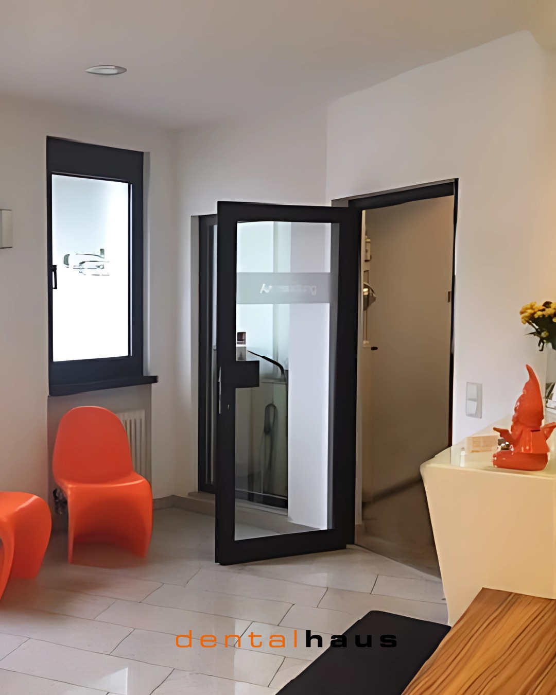 Herzlich willkommen in unserer Praxis!
Ein Zahnarztbesuch beginnt nicht erst im Behandlungszimmer – sondern bereits an der Anmeldung und im Wartebereich.
Deshalb legen wir großen Wert auf eine freundliche Atmosphäre, kurze Wartezeiten und einen reibungslosen Ablauf.
Fühlen Sie sich gut aufgehoben – vom ersten Moment an.
Wir freuen uns auf Ihren Besuch! ?
#WillkommenInDerPraxis #Zahnarztpraxis #Wartezimmer #Praxisdesign #Zahnarztbesuch #Patientenservice #Wohlfühlpraxis #AnmeldungMitHerz #ZahnarztAlltag #VertrauenUndKomfort #Forchheim #PraxisDrPompl