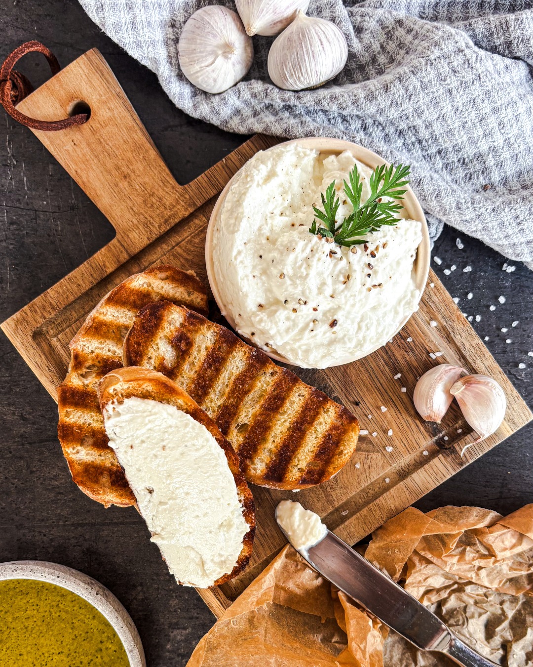 So schmeckt Sommer auf dem Brot! ?☀️
Unsere neue Knoblauch-Creme ist der perfekte Begleiter für warme Abende, Grillmomente und knuspriges Brot. Cremig, würzig und mit schmackhafter Knoblauchnote – hausgemacht und natürlich ohne Schnickschnack.
? Ob als Dip, Brotaufstrich oder zur Verfeinerung von Gemüse & Fleisch – diese Creme hat Wumms.
? ? Probiert sie unbedingt mal aus!
#KnoblauchLiebe #OdenwälderCremegenuss #DiehatWumms #Sommerküche #RegionalSchmecktBesser #OdenwälderKochkäserei