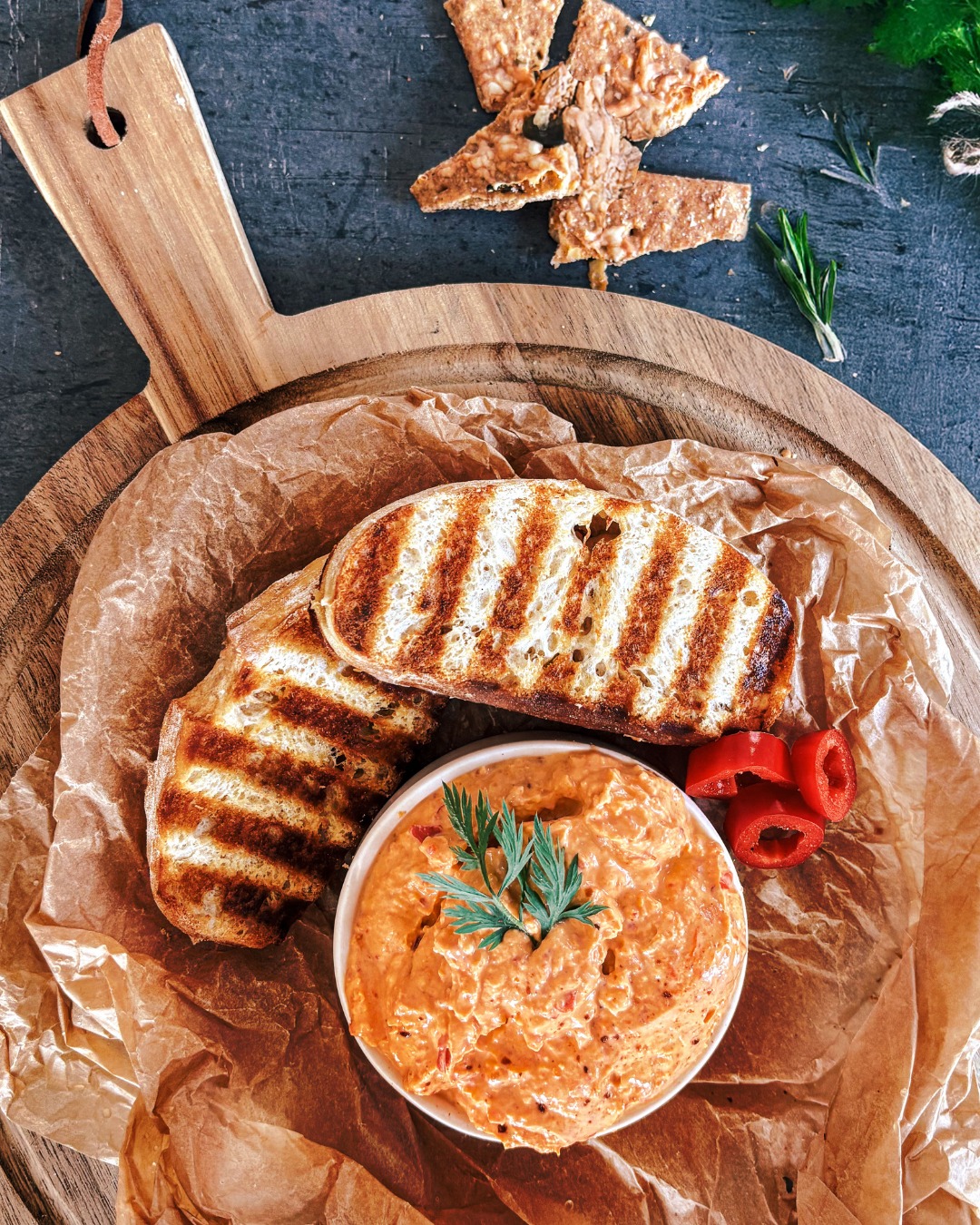 Sonnengereifte Paprika trifft pikanten Genuss ?☀️
Unsere neue Paprika-Creme ist wie gemacht für alle, die es würzig und richtig lecker mögen. Mit ihrer feinen Röstaroma-Note passt sie perfekt zu frischem Baguette, Gegrilltem oder als Dip bei einem Sommer-Picknick.
? Jetzt probieren & verlieben! ?
#PaprikaLiebe #CremigerGenuss #SommerAufDemTeller #RegionalUndLecker #OdenwälderKochkäserei