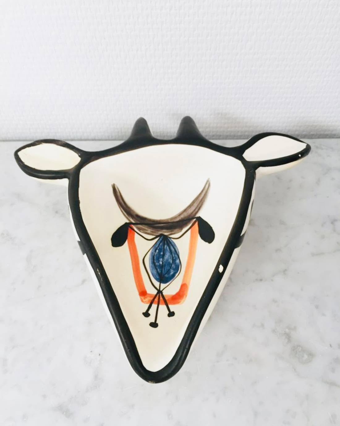 VENDU
Cendrier mural zoomorphe signé Roger Capron – Vallauris, années 50/60
Une icône du design céramique français, en version animale pleine de caractère !
Ce cendrier en faïence émaillée, en forme de tête de vache stylisée, est une création singulière de Roger Capron, maître de Vallauris et pionnier du renouveau de la céramique d’après-guerre.
On y retrouve tout son vocabulaire : graphisme épuré, couleurs franches (bleu, orange, noir), et esprit ludique assumé.
À poser ou à accrocher au mur — il devient une œuvre sculpturale à lui seul.
Pièce vintage en parfait état, rare dans ce modèle zoomorphe.
Pour les collectionneurs de design du XXe, amateurs de céramique d’art ou simples amoureux des objets qui racontent une histoire…
À découvrir en exclusivité à La Broc Bacott, Bois-le-Roi
DM pour infos & réservation
#RogerCapron #CapronVallauris #CéramiqueFrançaise #DesignXXe #DesignVintage #CéramiqueVintage #ObjetsSinguliers #PièceUnique #CéramiqueDeCollection #VintageLover #Vallauris #FaïenceArtistique #AntiquaireContemporaine #LaBrocBacott #DécorationVintage #ArtDeVivre #ChineAvecStyle #ObjetsQuiParlent #VintageAddict #DécorationAuthentique #ArtisanatFrançais #CeramicArt #CoupDeCœurVintage #savoirfairefrancais