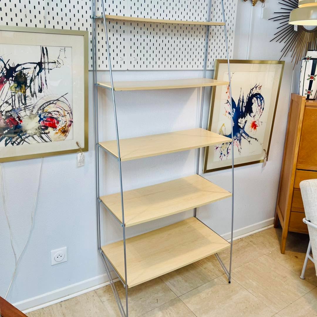 Étagère “The Artist” – IKEA vintage
Un design minimaliste et aérien qui n’a rien perdu de sa modernité.
Structure en métal fin et élégant, étagères en bois clair : un look résolument scandinave qui s’intègre aussi bien dans un salon, un bureau ou une bibliothèque créative.
? Design : lignes légères et graphiques
? Époque : pièce rare de la collection vintage IKEA
? État : correct, traces d’usure
? Visible à La Broc Bacott – Bois-le-Roi
? MP pour plus d’infos ou réservation
#vintageikea #ikeacollection #designscandinave #etagerevintage #midcenturymodern #brocantechic #decointerieur #scandinaviandesign