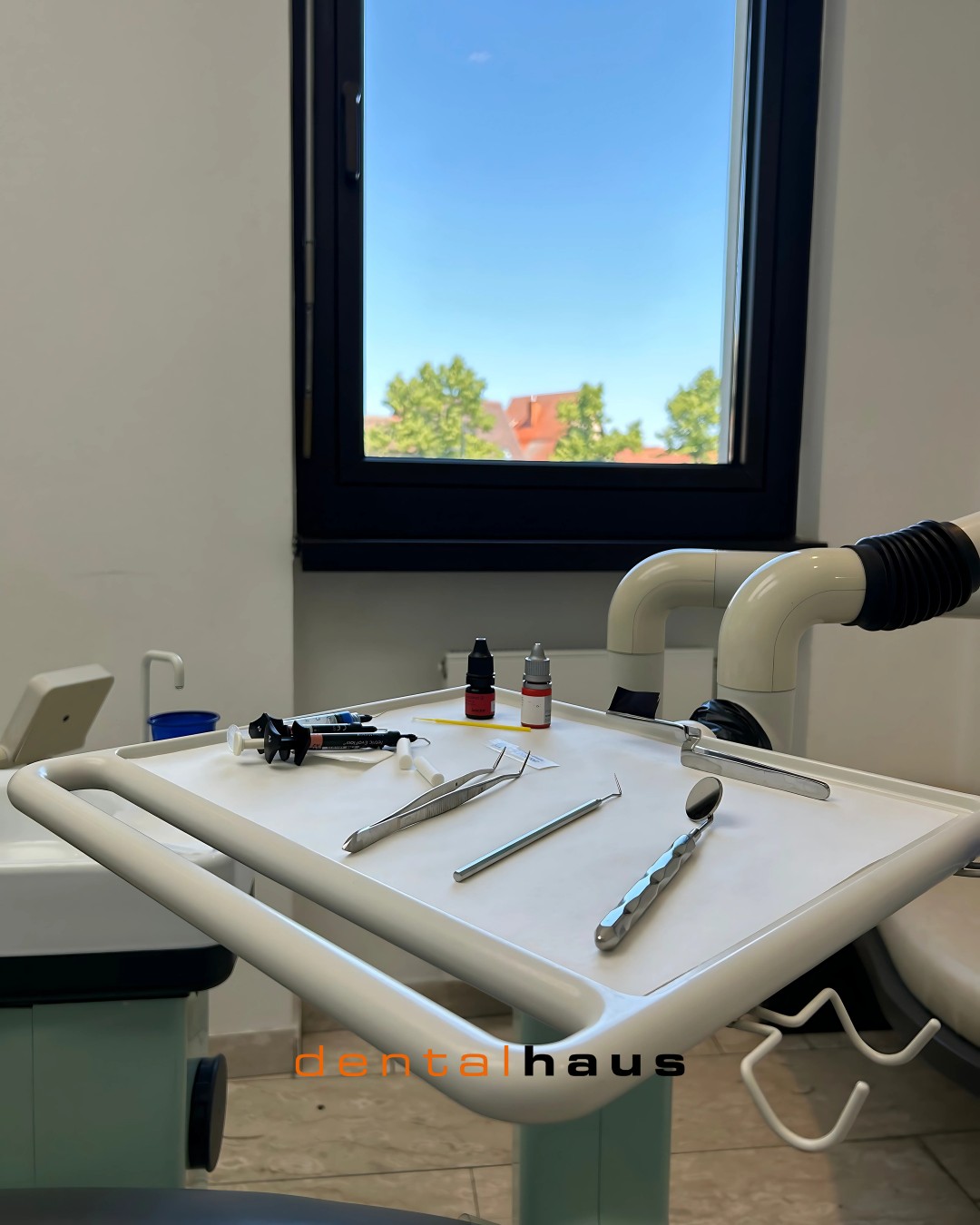 Alles bereit für die nächste Behandlung ?✨
Bei uns beginnt jede Sitzung mit einem perfekt vorbereiteten Tray – strukturiert, hygienisch und individuell abgestimmt.
So schaffen wir die Basis für eine entspannte und effiziente Behandlung – mit Sicherheit und System.
#Behandlungsstart #Zahnarztpraxis #Praxisorganisation #DentalCare #Zahnmedizin #ZFA #Praxisalltag #HygieneMitSystem #Patientenfokus #StrukturiertUndSicher #Forchheim #dentalhaus