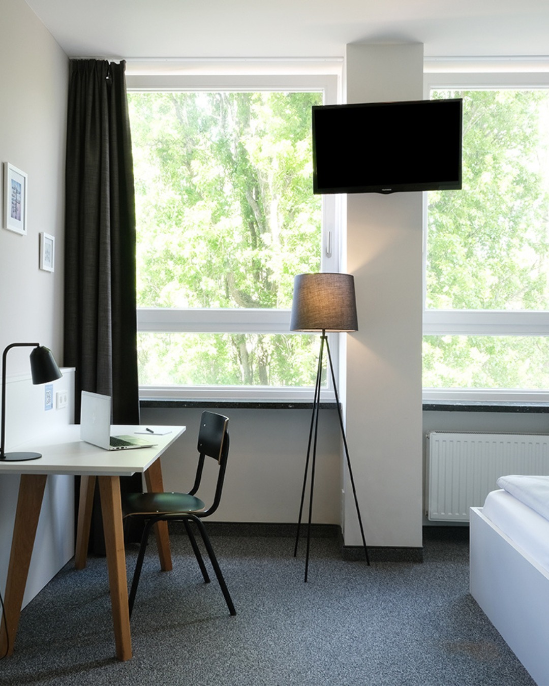 Tür auf, Alltag raus.
Unsere Apartments sind gemacht für alle, die das Einfache suchen – durchdachtes Design trifft auf klare Linien und eine Atmosphäre, die sofort ankommen lässt.
Urban. Schlicht. Entspannt. HUB eben.
HAMBURG
APARTMENT