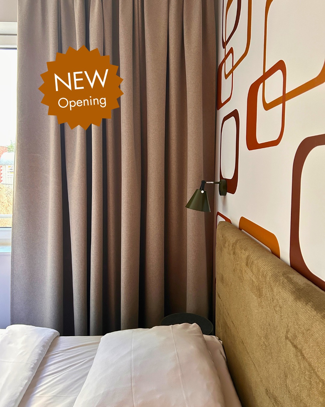 Final Countdown!
Dann sind wir mittendrin zwischen Alster und Szene, zwischen Coffee-to-go und Späti, zwischen Kunst, Kiez und Kopfsteinpflaster.
Ein Ort, der mehr ist als ein Bett für die Nacht. Hier kannst du ankommen, durchatmen, leben und dich einfach treiben lassen.
Willkommen im neuen HUB Apartmenst St. Georg.
Dein Zuhause auf Zeit, mitten im Herzschlag von Hamburg.