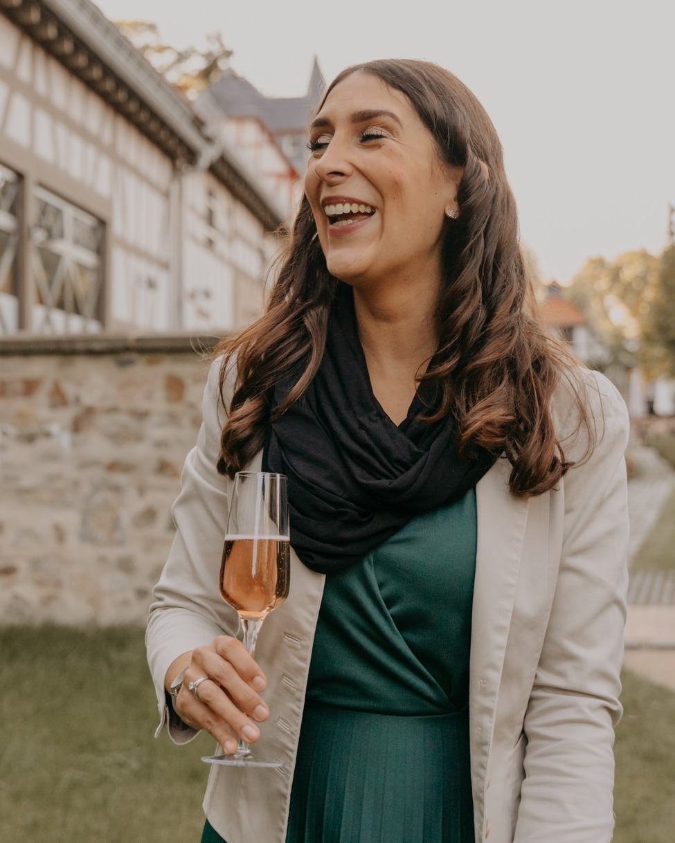 ✨ Herbst-Liebe ✨
Letztes Jahr im Oktober durfte ich die wunderschöne Hochzeit von Kate & Christian begleiten – und kann euch sagen: der Herbst hat einfach seine ganz besonderen Vorzüge für Hochzeiten. ?
--> Keine drückende Sommerhitze, dafür angenehme Temperaturen. Genau so, wie die liebe @kate.bued es mag!
--> Und dann noch dieses goldene Licht, das alles noch magischer wirken lässt. ✨
Jetzt ist fast schon wieder Oktober und vielleicht fragt ihr euch gerade, wann ihr 2026 oder 2027 heiraten möchtet… der Oktober ist da definitiv ein Geheimtipp. ?
Und schaut mal auf dem 1. Bild des Post, wie überglücklich mich die liebe Jara nach der Trauung eingefangen hat. Weil ich meinen Job so sehr liebe und dafür dankbar bin, so tolle Menschen wie @kate.bued und @chrbue kennenzulernen, die durch Hochzeiten in mein Leben kommen.
Weil Hochzeiten Teamwork sind, möchte ich euch auch die großartigen Dienstleister vorstellen, die diesen Tag so besonders gemacht haben:
? Foto: @jaraeileenlenz
? Musik: @viktorianierhaus_official und @chris.peel92
? Location: @hofgut_schmitte