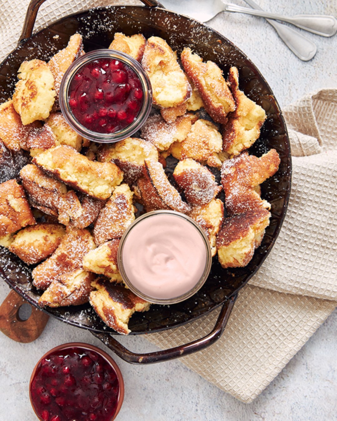 Süße Momente braucht das Leben! ?
Zum Tag des Desserts verwöhnen wir euch mit unserem Bio-Erdbeer-Dessert. Unser besondere Dessert stellen wir aus Sauerrahm und Bio-Erdbeeren, ganz ohne Zusatzstoffe und Bindemittel her. Ob pur zum Löffeln, mit frischen Früchten oder als fruchtig-süßer Klecks zum Lieblingsdessert – einfach erdbeerisch ?
#TagDesDesserts #OdenwälderKochkäserei #ErdbeerLiebe #RegionalUndLecker #OhneZusatzstoffe #SüßerGenuss #DessertLiebe #HausgemachtMitHerz #OdenwaldGenuss #BioDessert
