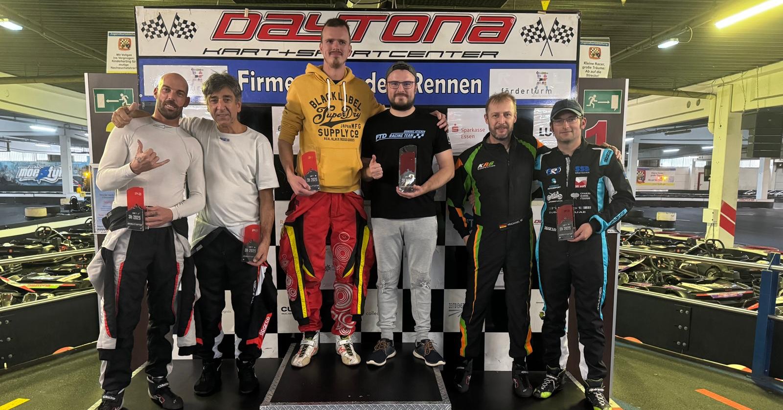 KRS Familie on Tour!
Am Wochenende war die KRS Competition Familie gleich doppelt im Einsatz.
Während ein Teil des Teams KRS Motorsport beim letzten Lauf der NLS-Saison am Nürburgring unterstützte, ging es für andere beim 3h Daytona-Cup im Daytona Essen rund!
Und das mit großem Erfolg: Dominic startete für FTD-Racing und sicherte sich souverän den Sieg des Laufs – Michael und Tim rundeten das starke Ergebnis mit Platz 3 ab.
Ein Wochenende voller Leidenschaft, Teamgeist und Racing-Power – genau das, was die KRS Familie ausmacht.
#KRSCompetition #KRSMotorsport #NLS #DaytonaCup #Teamspirit #KartingFamily #RacingPassion #krsfamiliy #racing #karting #NLS #vln