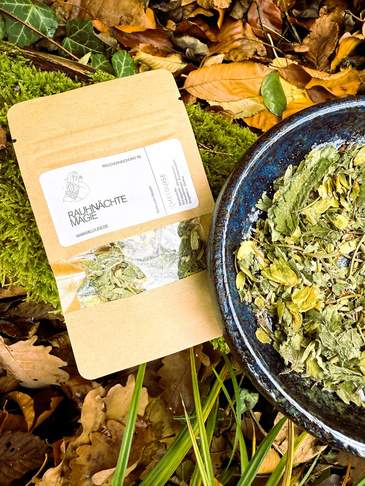 🌿✨Meine eigene Räuchermischung✨🌿
Wer mich kennt weiß, dass ich sehr gerne mit Kräutern räuchere. Räuchern gehört zu meiner täglichen Praxis. Ob morgens vor dem meditieren oder abends zum Yoga.
Für mich sind Kräuter so viel mehr als nur eine Bereicherung für unseren Körper. Über die letzten Jahre habe ich sie vor allem auch wegen ihrer positiven Wirkung auf unseren Geist und unsere Psyche schätzen gelernt. Das Räuchern schafft eine harmonische Stimmung in den Räumen und hilft mir sehr dabei, mich zu entspannen oder nach einem anstrengenden Tag wieder in meine Mitte zu finden.
In den bevorstehenden Rauhnächten wurde traditionellerweise schon immer geräuchert, um das Haus von Ballast und negativen Energien des alten Jahres zu reinigen. So frisch und gereinigt kann dann im neuen Jahr ganz viel Positives zu uns fließen.
Auch für mich gehört das Räuchern in den Rauhnächten mittlerweile zur Tradition und deshalb habe ich
✨meine eigene Räuchermischung "Rauhnächte Magie"✨
für diese besondere Zeit kreiert. Sie besteht aus reinigenden und schützenden Kräutern wie Schafgarbe, Johanniskraut und Engelwurz.
Du kannst die Räuchermischung für 6 € inkl. Versand nach Deutschland bei mir erwerben.
💌 Schreib mir einfach eine Nachricht, wenn du die Räuchermischung bestellen möchtest.
#rauhnächteimpulse #rauhnächtezauber #altesloslassen #achtsaminsneuejahr #rauhnächtebegleitung #rauhnächteritual #rauhnächte2025 #räuchern #räuchernmitheimischenkräutern #räuchernfürdieseele #räuchernmitkräutern #räuchermischung