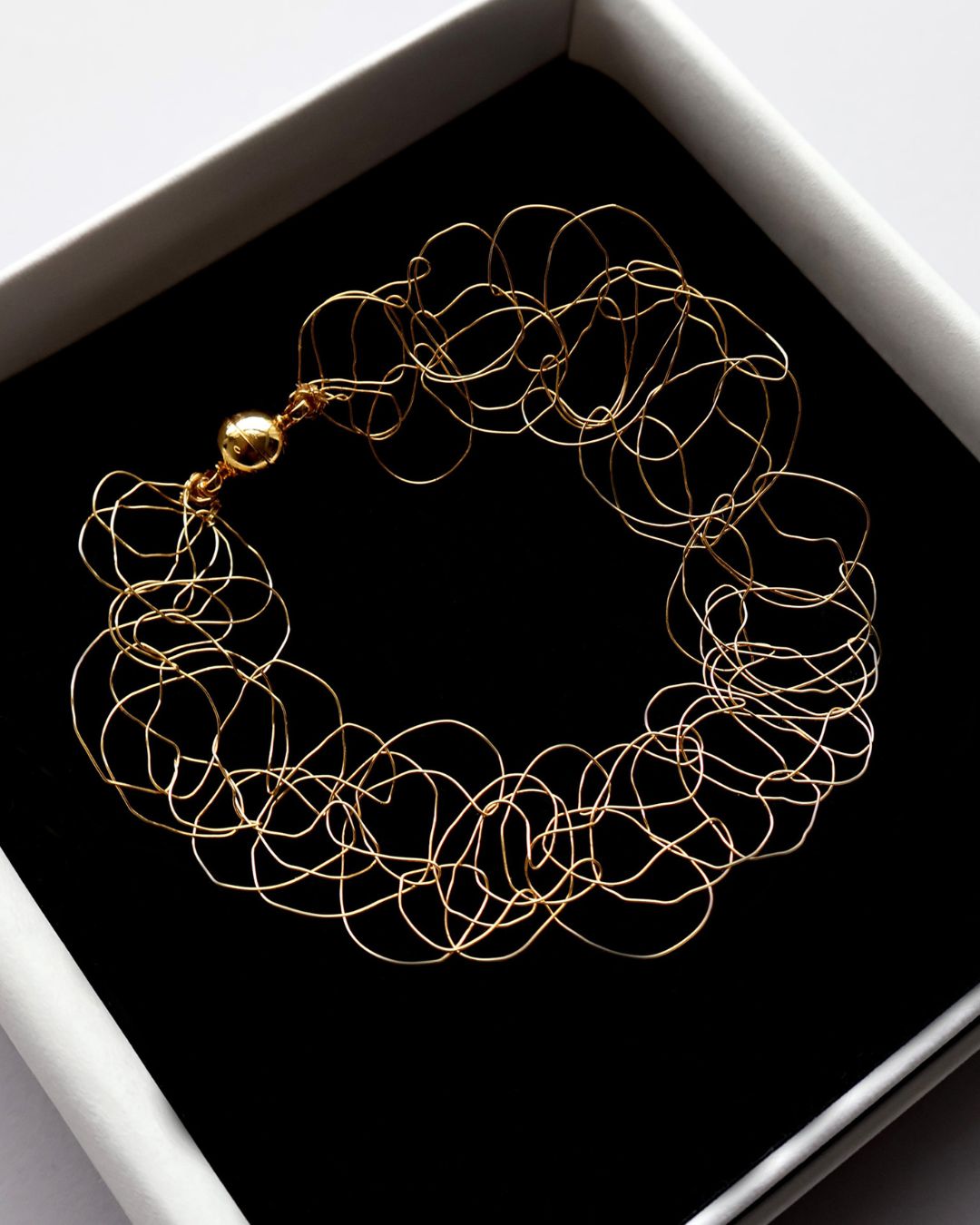 ✨Le Pop-Up de Noël du BDMMA a commencé ✨
J'y serai présente jusqu'au dimanche 7 décembre ! Je vous invite à découvrir mes bijoux et quelques objets décoratifs (sculptures et tableaux brodés). 🎁 L’occasion idéale de trouver des cadeaux uniques et de soutenir la création parisienne en cette belle période de fin d’année. Je partagerai l’espace avec d’autres créateurs ; une belle parenthèse artistique à ne pas manquer ! 🕖 De 11h à 19h
📆 Du Jeudi 4 au Dimanche 7 Décembre 2025
📍 A la Galerie des Ateliers de Paris (@bdmma.paris) , au 30 Rue du Faubourg Saint Antoine, 75012 Paris Au plaisir de vous y retrouver ! #mariearchambaud #mariearchambaudatelier #noël #FabriquéAParis #popupnoel #quefaireaparis