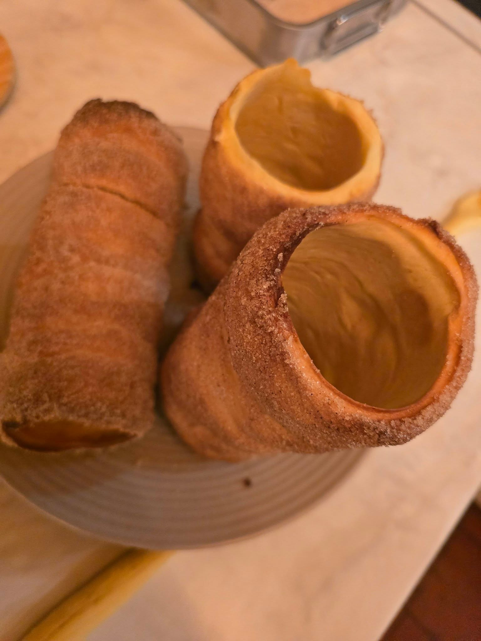Baumkuchen backen mit meinen Kids - genial einfach und er schmeckt wie am Christkindlmarkt...
Müsst ihr mal ausprobieren!!
Watscheneinfach, ideal für Schulküche... 🙈🤣
Form:
https://amzn.eu/d/cVW2Sd0
Rezept:
https://www.wiener-zucker.at/rezeptdetail/baumkuchen/
(200Grad , Umluft, 15min backen und alle 5min um ein 1/3 drehen...) fluffig & locker 🤩❤️😍
Sehr sehr zu empfehlen
#baumkuchen #Rezept #Hexenküche