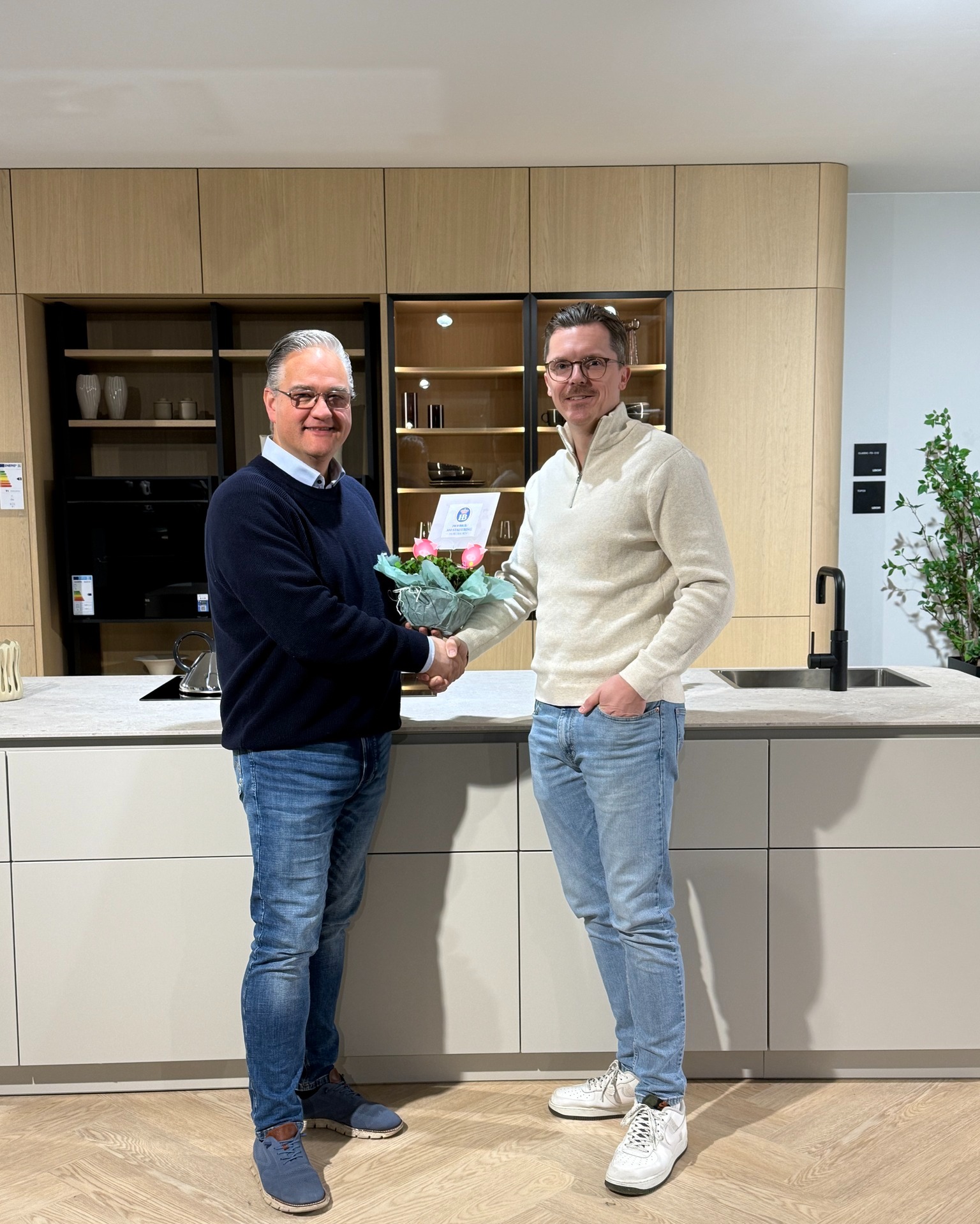 ✨ Ein starkes neues Jahr beginnt mit starken Menschen ✨Passend zum Jahresstart durften wir das 10-jährige Jubiläum unseres Verkäufers Jan feiern 🎉Seit 10 Jahren steht Jan für Beratung mit Leidenschaft, Qualität und Vertrauen – dafür sagen wir Danke! 🙏Als kleines Zeichen unserer Wertschätzung gab es natürlich auch ein kleines Präsent 🎁Auf viele weitere erfolgreiche Jahre in unserem Küchenstudio! 🍾