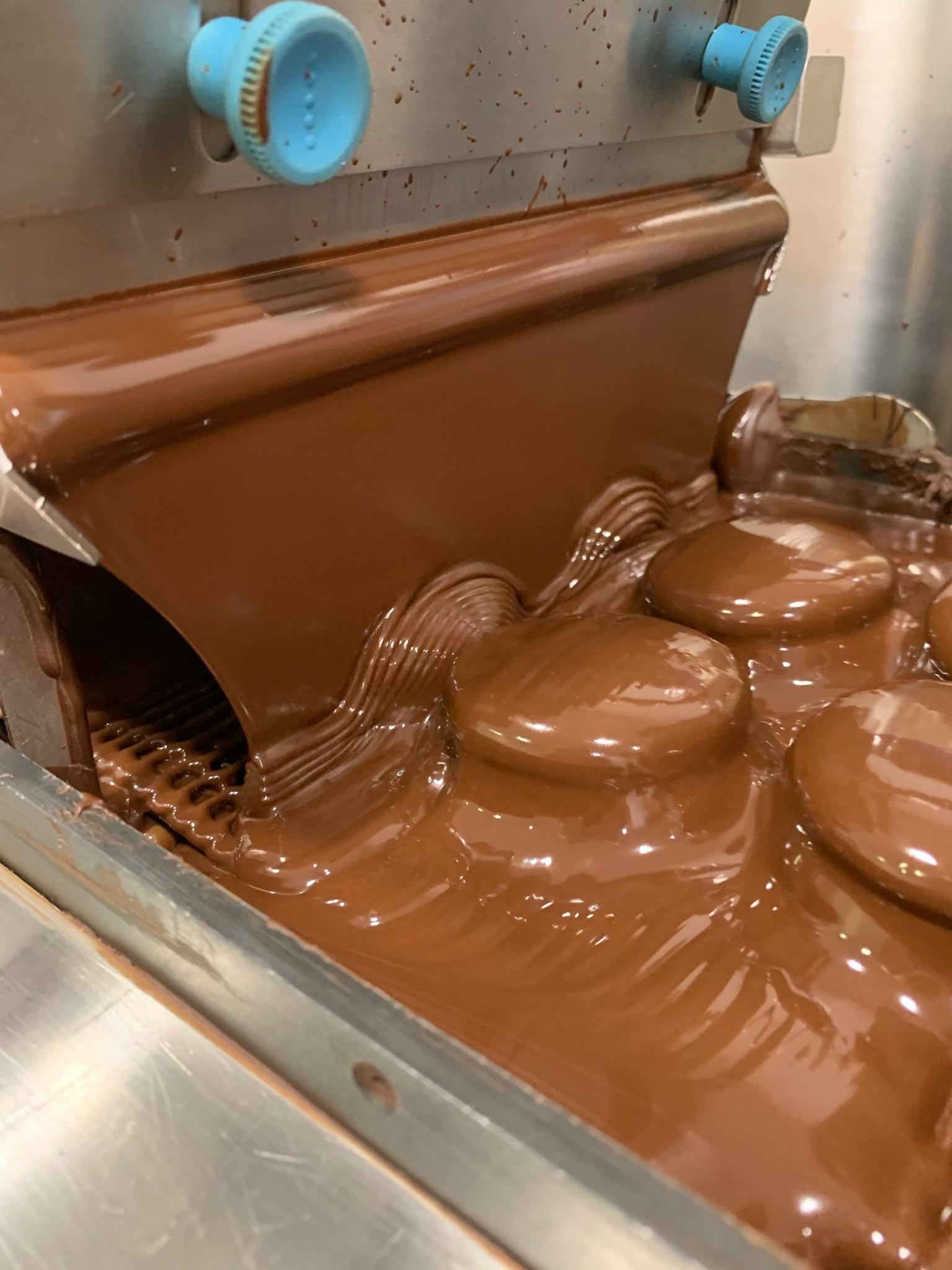 Empezar la semana así debería ser obligatorio ?
Alfajores sumergidos en chocolate, puro amor dulce.
Lunes… ahora sí ?
#SemanaDulce #AlfajoresLovers #ChocolateMood #ElPiaveMarbella #AntojoTotal