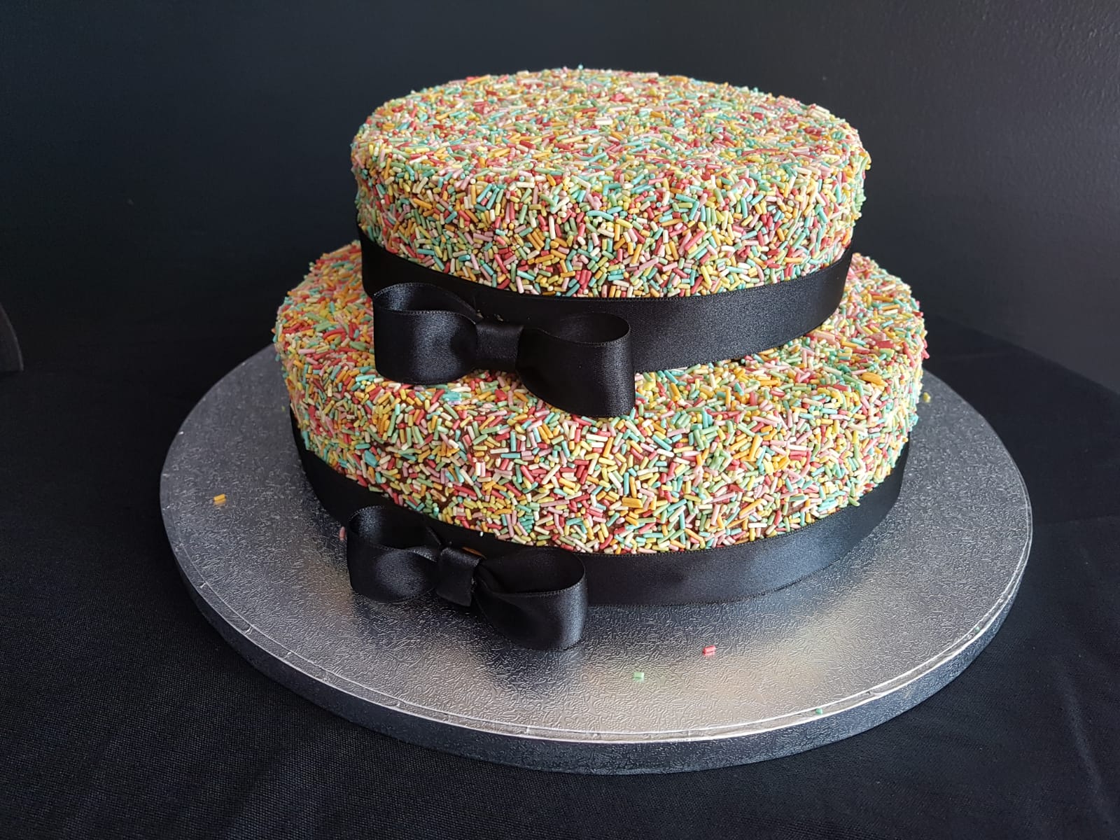 ¿Tienes un evento a la vista? ? Queremos ser parte de tus mejores momentos. Además de nuestros clásicos, puedes encargar tu tarta especial personalizada, como esta delicia llena de granas de colores que alegra cualquier mesa.
Pasa por nuestra tienda o escríbenos para reservar la tuya. ¡Haz que tu próxima celebración sea única en El Piave! ?✨
#ElPiaveMarbella #TartasPersonalizadas #CumpleañosMarbella #TartasDeCumpleaños #MarbellaCelebrations
