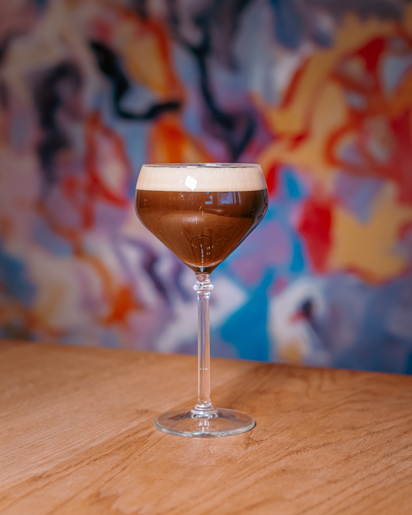 Ekkert slær Espresso Martini við þegar kemur að klassískum kokteilum! ?✨ Þessi sívinsæli drykkur er fullkominn fyrir þá sem vilja smá auka orku og lúxus. Komdu við á Satt og leyfðu okkur að hrista í glas fyrir þig.
#SattRestaurant #EspressoMartini #CocktailTime #ReykjavikEats #SattReykjavik #KlassískirKokteilar