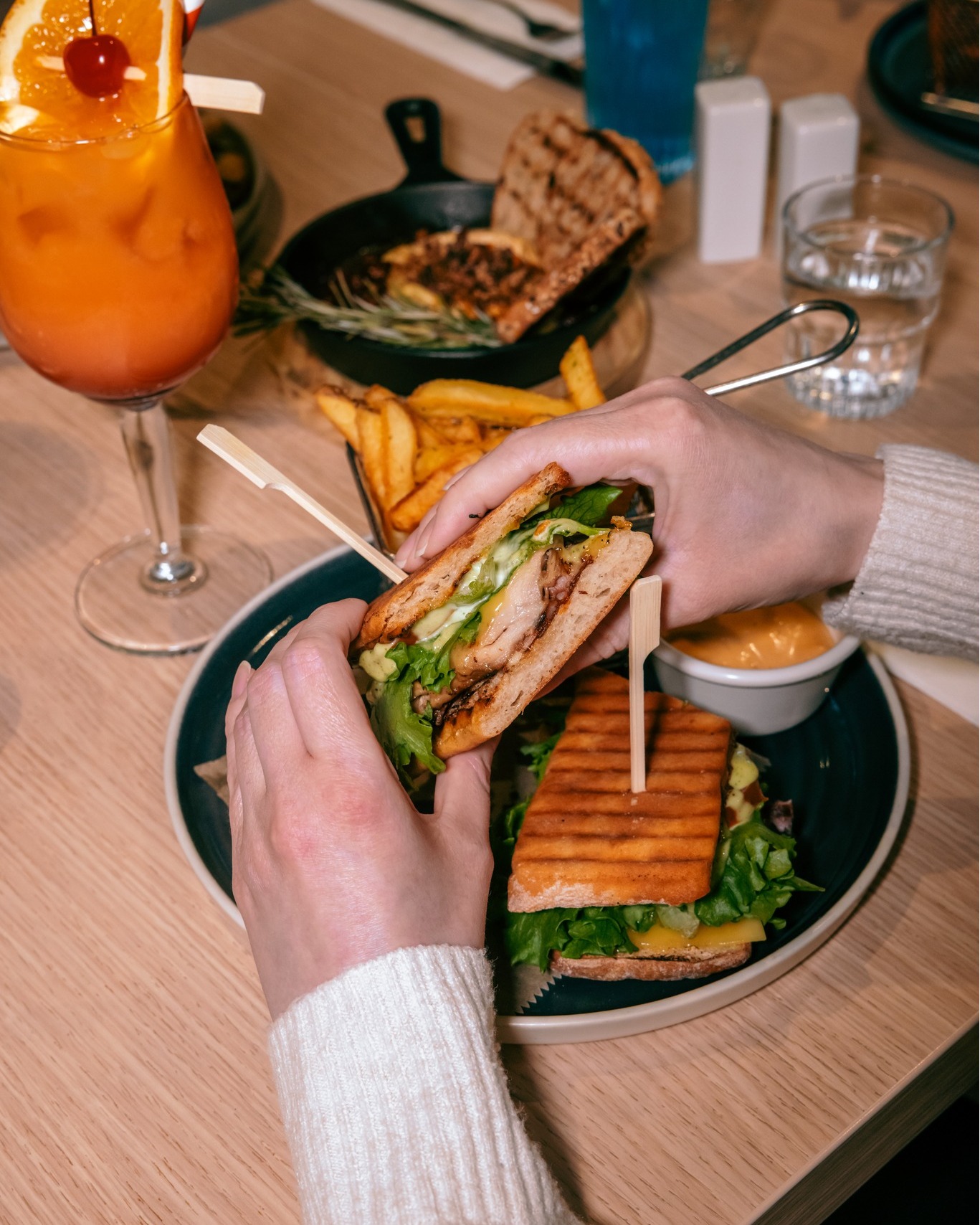 Fullkomin klúbbsamloka í hádeginu. Kjúklingur, stökkt beikon, sýrður laukur og basilmajó, borið fram með okkar bestu frönskum. Algjör klassík! ✨?