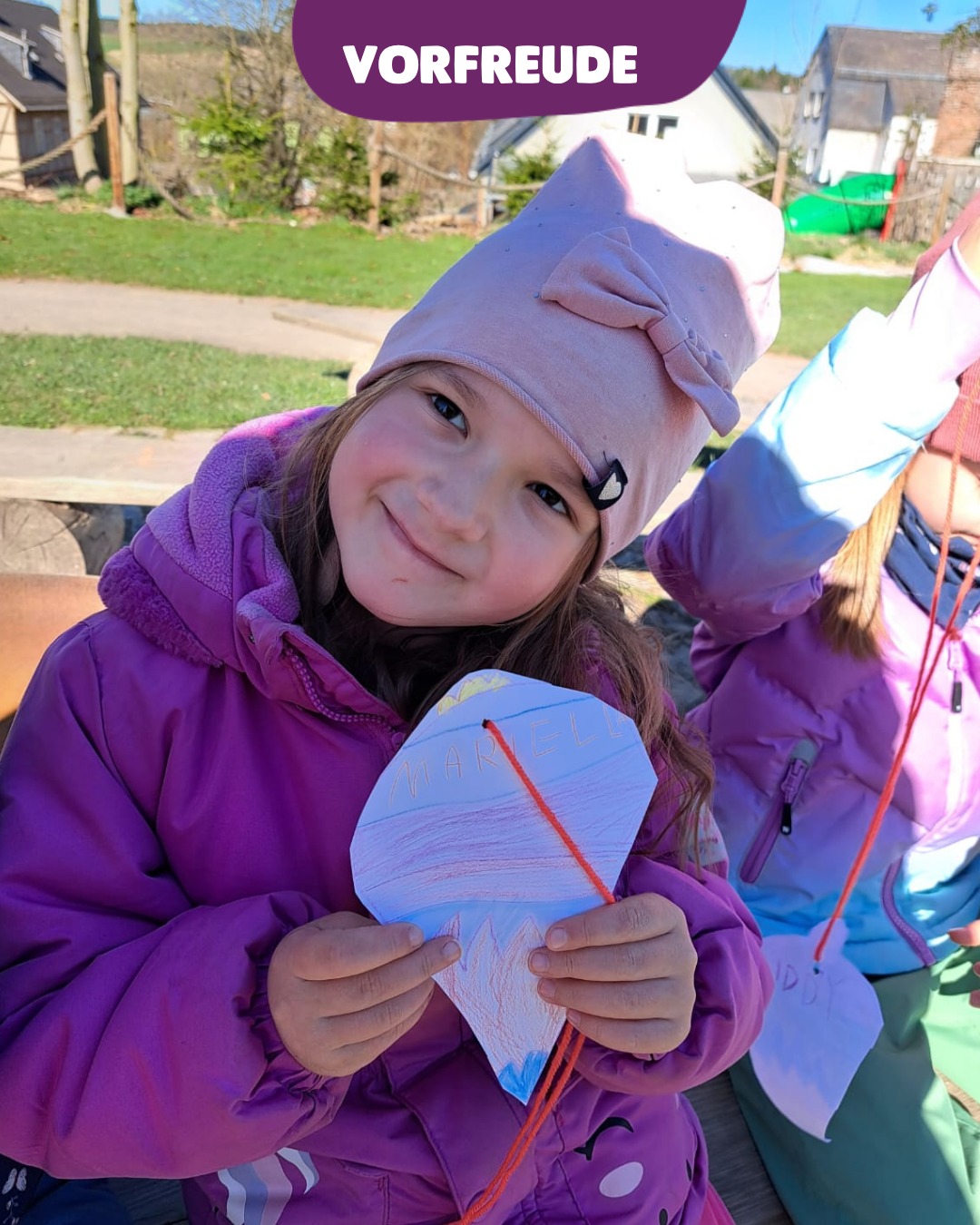🎨✨ Ein Hauch von Magie: Die Vorfreude der Mars Monster wächst! ✨🎨
Es ist eine unserer liebsten Traditionen hier im phoenixONE: Das bevorstehende Zuckertütenfest. Für unsere ältesten Kinder markiert dieser Tag einen Meilenstein auf dem Weg zum "Großwerden".
🎓 Schon jetzt bereiten sich unsere Mars Monster darauf vor! Sie haben fleißig bunte Zuckertüten gemalt. Und um sicherzustellen, dass ihr echter Zuckertütenbaum auch dieses Jahr Bescheid weiß und rechtzeitig pralle, süße Früchte trägt, haben sie ihre Kunstwerke liebevoll an seine Äste gehängt.
💧 Und weil wir nichts dem Zufall überlassen wollen, wird der Baum natürlich auch ordentlich gegossen! Wir hoffen sehr, dass er die Botschaft verstanden hat und fleißig wachsen lässt... 😉
🗓️ Im Juni ist es dann endlich soweit! Wir können es kaum erwarten, die strahlenden Augen der Kinder zu sehen und gemeinsam mit ihnen dieses besondere Fest zu feiern. Es wird ein Tag voller Emotionen, Lachen und Stolz – für die Kinder, die Eltern und auch für uns Erzieher.
#Zuckertütenfest #KitaGroßwerden #Vorfreude #MarsMonster #KitaTraditionen #Schulstart2026 #KitaLiebe #GemeinsamWachsen #KitaLeben #KitaPädagogik #Dankbar
