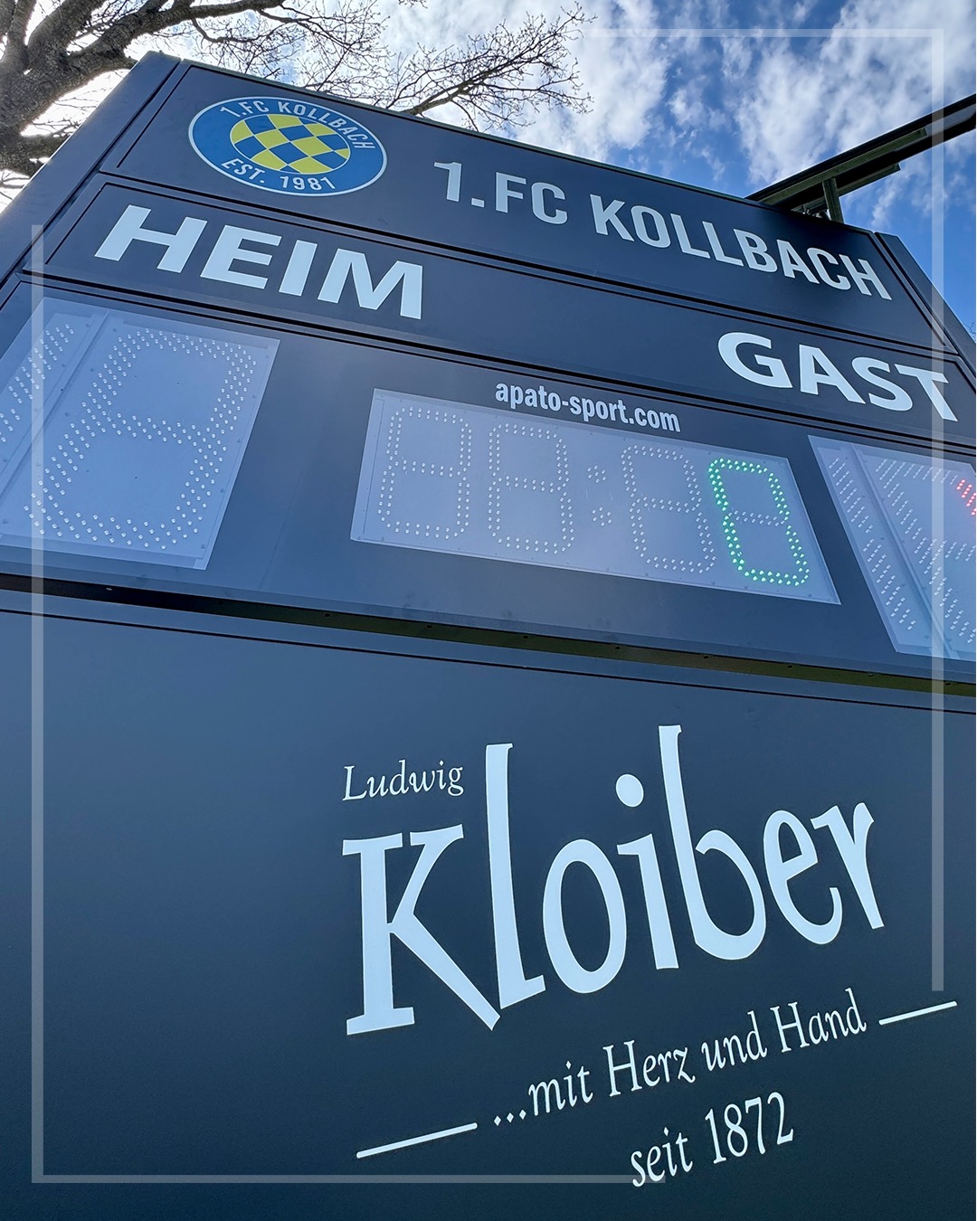 🔵🟡⚽️ 𝐍𝐞𝐮𝐞 𝐝𝐢𝐠𝐢𝐭𝐚𝐥𝐞 𝐀𝐧𝐳𝐞𝐢𝐠𝐞𝐭𝐚𝐟𝐞𝐥 ⚽️🟡🔵
Vergangenes Wochenende konnte gemeinsam, insbesondere durch Spieler und Verantwortliche, unsere neue digitale Anzeigetafel installiert und in Betrieb genommen werden. Sie sorgt künftig für einen klaren Überblick über Spielstand und Spielzeit – sowohl für unsere Spieler als auch für alle Zuschauer.
Bereits an diesem Wochenende kommt sie erstmals bei unseren Heimspielen im Derby gegen den SV Petershausen und den TSV Arnbach im Ligabetrieb zum Einsatz. Ihre Premiere feiert die neue Anzeigetafel schon am Freitagabend beim Spiel unserer AH-Mannschaft.
Ein besonderer Dank gilt der @baeckereikloiber für das herausragende Sponsoring und die Unterstützung – ohne diese wäre diese Umsetzung nicht möglich gewesen.
Vielen Dank! 💙💛
_________________________
#desishoidaplatzal #forzakollbach 💙💛