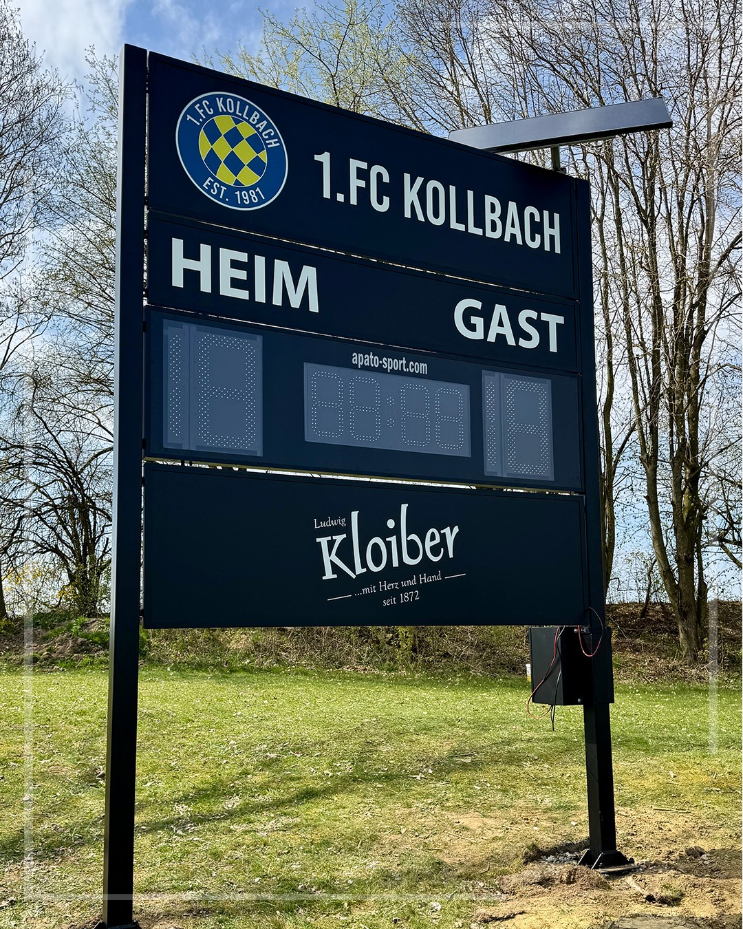 🔵🟡⚽️ 𝐍𝐞𝐮𝐞 𝐝𝐢𝐠𝐢𝐭𝐚𝐥𝐞 𝐀𝐧𝐳𝐞𝐢𝐠𝐞𝐭𝐚𝐟𝐞𝐥 ⚽️🟡🔵
Vergangenes Wochenende konnte gemeinsam, insbesondere durch Spieler und Verantwortliche, unsere neue digitale Anzeigetafel installiert und in Betrieb genommen werden. Sie sorgt künftig für einen klaren Überblick über Spielstand und Spielzeit – sowohl für unsere Spieler als auch für alle Zuschauer.
Bereits an diesem Wochenende kommt sie erstmals bei unseren Heimspielen im Derby gegen den SV Petershausen und den TSV Arnbach im Ligabetrieb zum Einsatz. Ihre Premiere feiert die neue Anzeigetafel schon am Freitagabend beim Spiel unserer AH-Mannschaft.
Ein besonderer Dank gilt der @baeckereikloiber für das herausragende Sponsoring und die Unterstützung – ohne diese wäre diese Umsetzung nicht möglich gewesen.
Vielen Dank! 💙💛
_________________________
#desishoidaplatzal #forzakollbach 💙💛