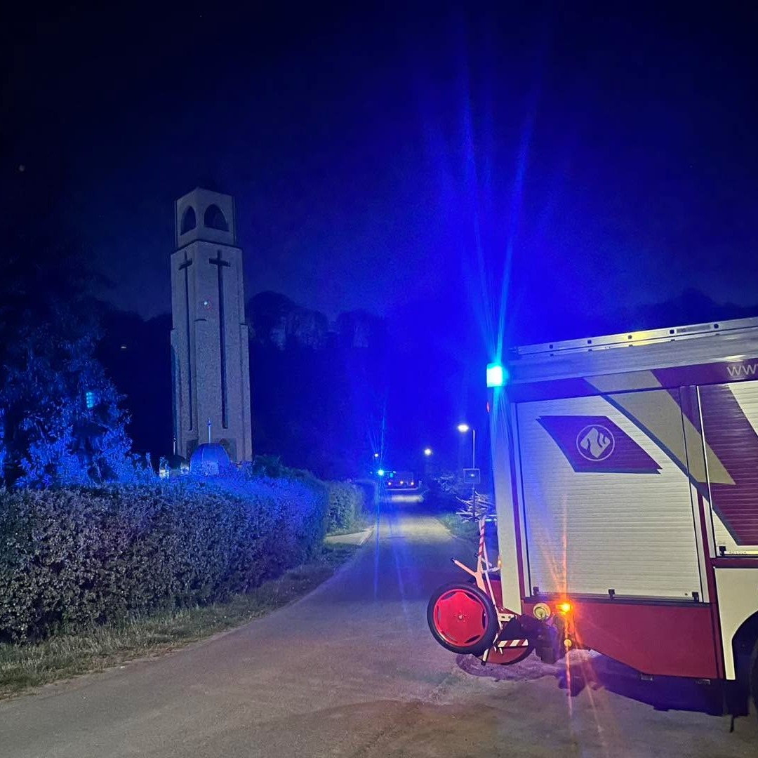 +++ E I N S A T Z I N F O +++
Gleich zweimal wurden wir am frühen Donnerstagmorgen zu der ausgelösten Brandmeldeanlage in das Kloster nach Kröffelbach alarmiert.
In beiden Fällen löste der gleiche Melder ohne ersichtlichen Grund aus. So dass wir von einer Fehlfunktion ausgehen.
Wir standen mit unseren Fahrzeugen in Bereitschaft, während die @ffkroeffelbach das Objekt erkundete.
Zu Unterstützung war auch die Freiwillige Feuerwehr Kraftsolms mit dem ELW an der Einsatzstelle.
#waldsolms112 #WirfürWaldsolms #freiwilligefeuerwehr #gemeinsamstark