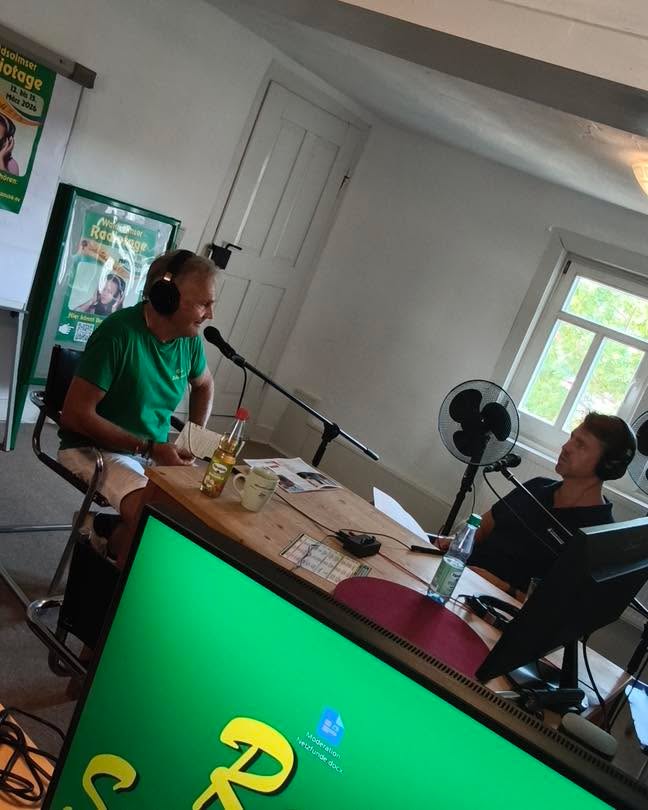 +++ R A D I O +++
Am vergangenen Samstag war unser stellvertretender Wehrführer zu Gast im Schwetzstubb - das Waldsolmser Radioprojekt
Und geschwetzt hat er eine Stunde mit Michael Hamp über das Jubiläum der Feuerwehr, die 100-jährige Geschichte und über die Feuerwehr im Allgemeinen.
Demnächst könnt ihr das Gespräch auf Spotify nachhören. Wir sagen euch Bescheid, wenn es soweit ist.
#waldsolms112 #WirfürWaldsolms #freiwilligefeuerwehr #gemeinsamstark