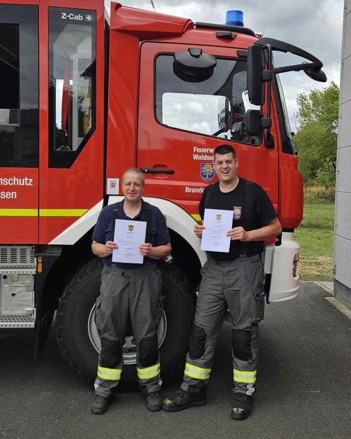 +++ L E H R G A N G +++
Herzlichen Glückwunsch an Lars aus Brandoberndorf und Jonas von der Freiwillige Feuerwehr Griedelbach, die heute ihren Maschinisten-Lehrgang bestanden haben.
Sie dürfen nun die Löschfahrzeuge zum Einsatz fahren und bedienen an der Einsatzstelle die Pumpe.
Danke, dass ihr euch die Zeit zur Fortbildung nehmt.
#waldsolms112 #WirfürWaldsolms #freiwilligefeuerwehr #gemeinsamstark